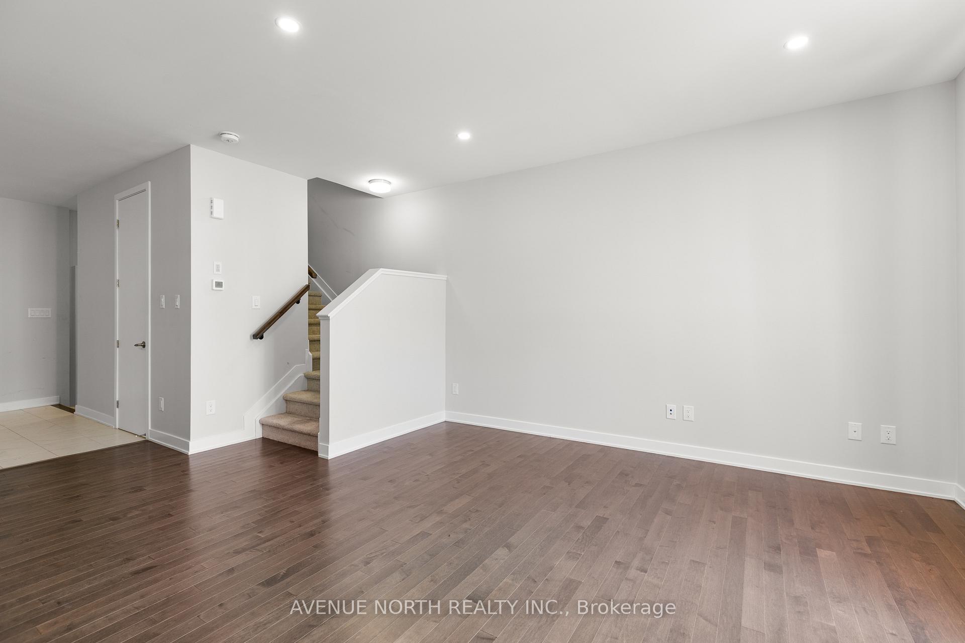 Photo 3 of 834 Bascule Place, Ottawa, Btwn Franktown Rd. & Fallowfield Rd. — HOMEH