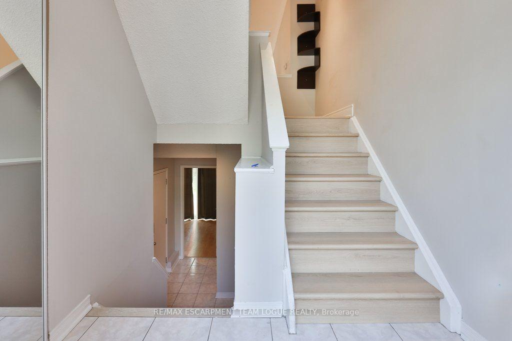 Photo 4 of 1552 Litchfield Road, Oakville, Falgarwood — HOMEH