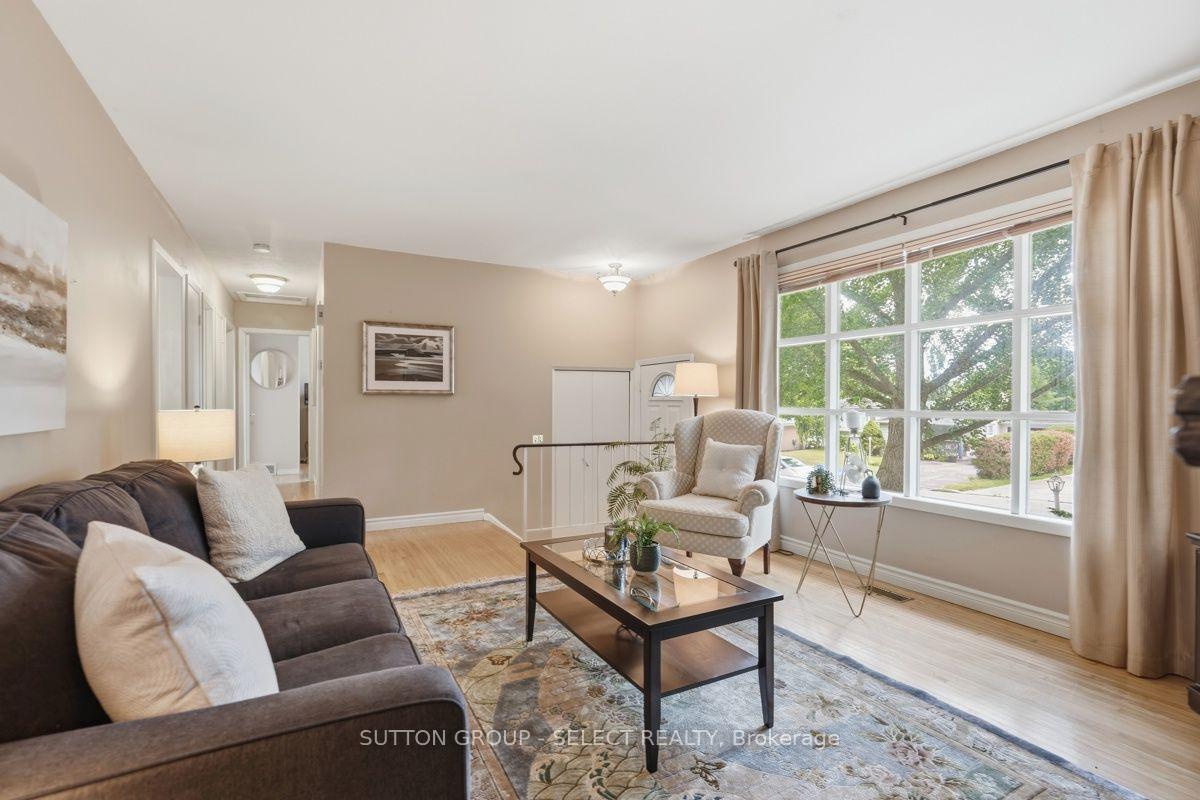 Photo 7 of 643 Widmore Drive, London, South O — HOMEH