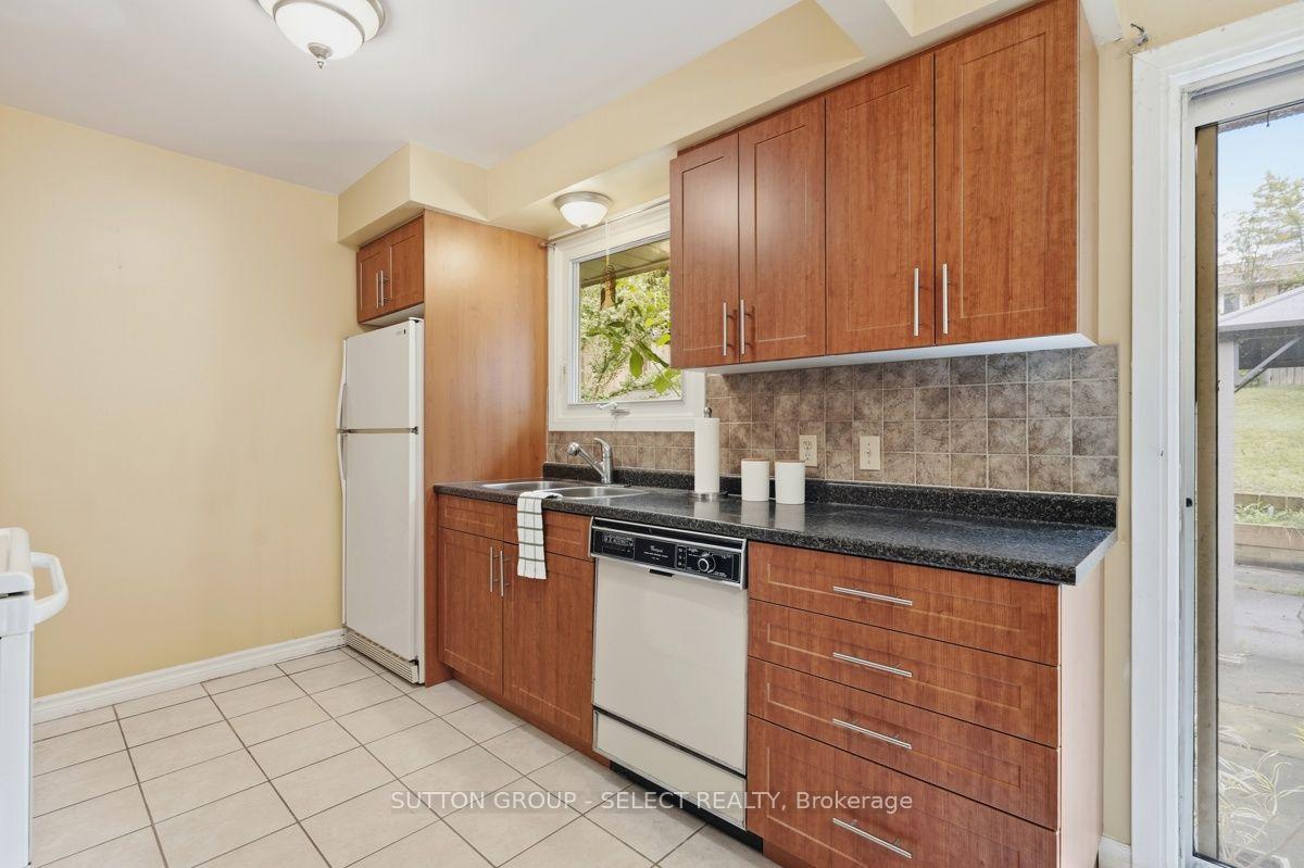 Photo 14 of 643 Widmore Drive, London, South O — HOMEH