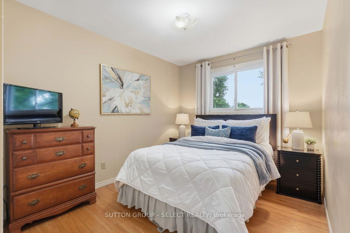 Photo 21 of 643 Widmore Drive, London, South O — HOMEH