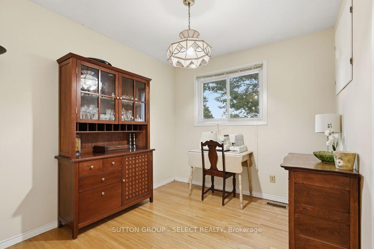 Photo 23 of 643 Widmore Drive, London, South O — HOMEH