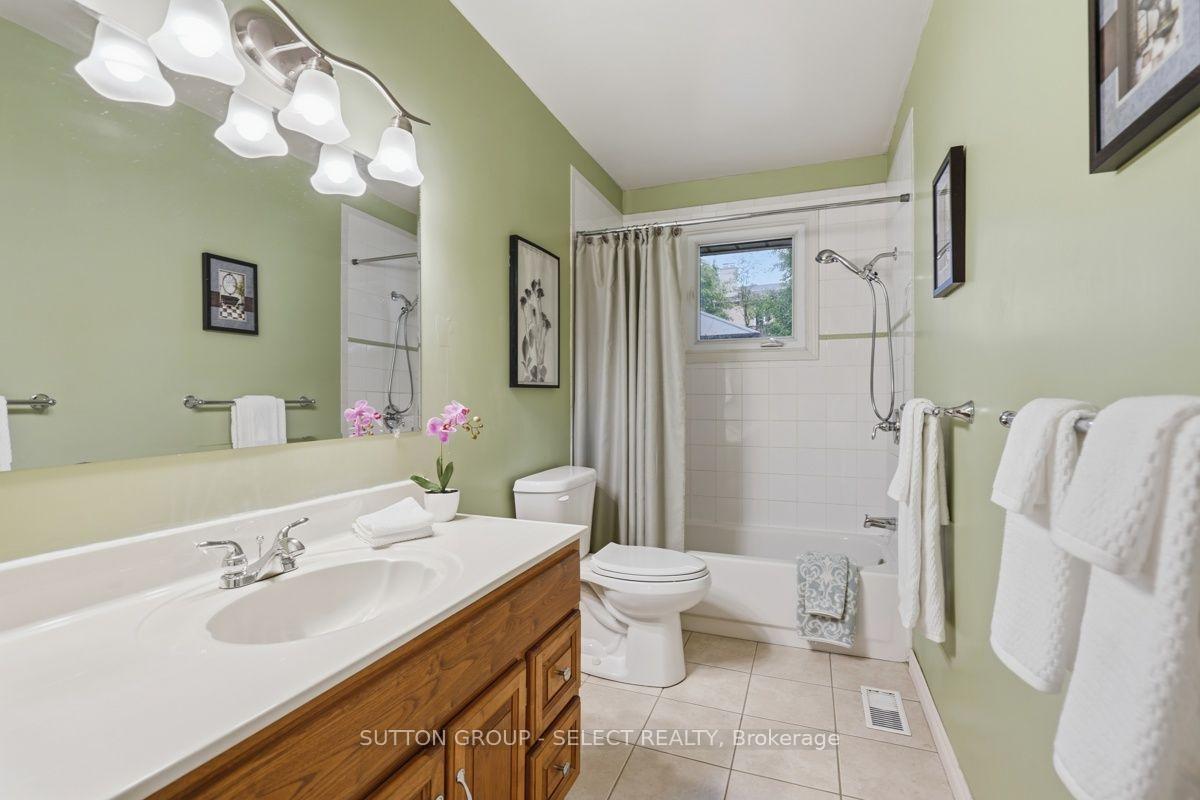 Photo 25 of 643 Widmore Drive, London, South O — HOMEH