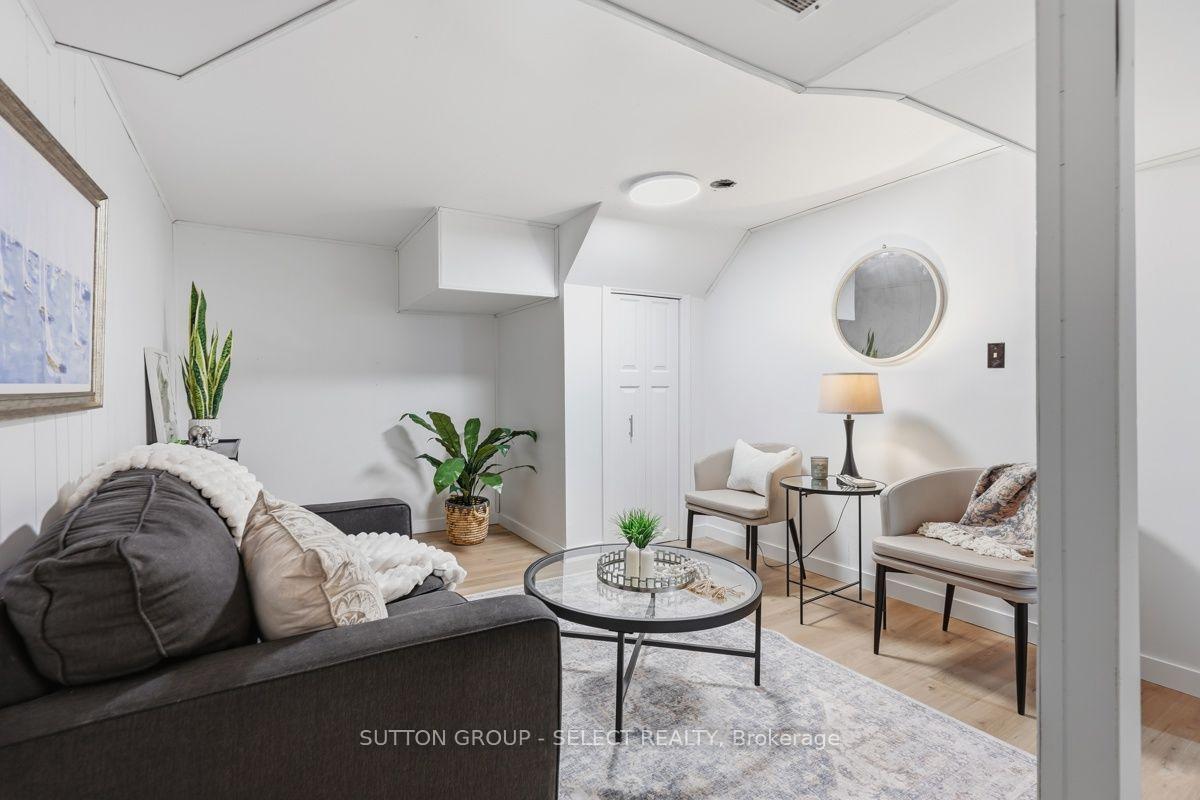 Photo 32 of 643 Widmore Drive, London, South O — HOMEH