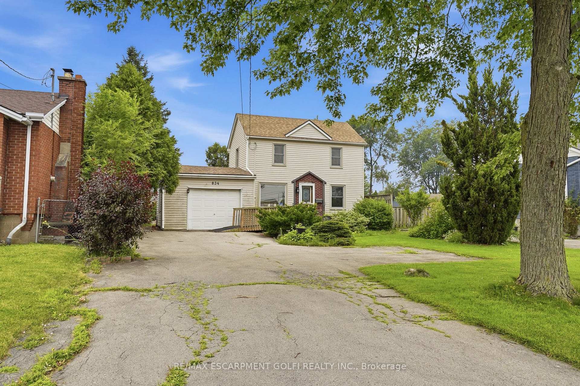 Photo of 834 Mohawk Road E