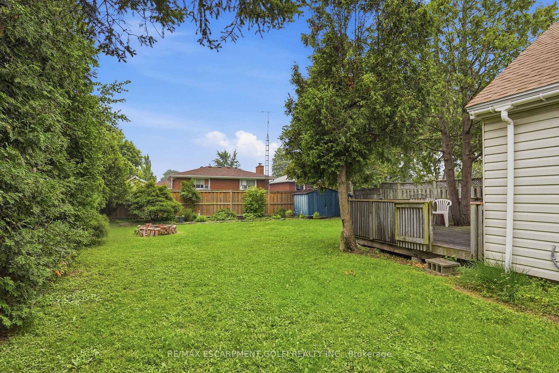 Photo 2 of 834 Mohawk Road E, Hamilton, Hampton Heights — HOMEH