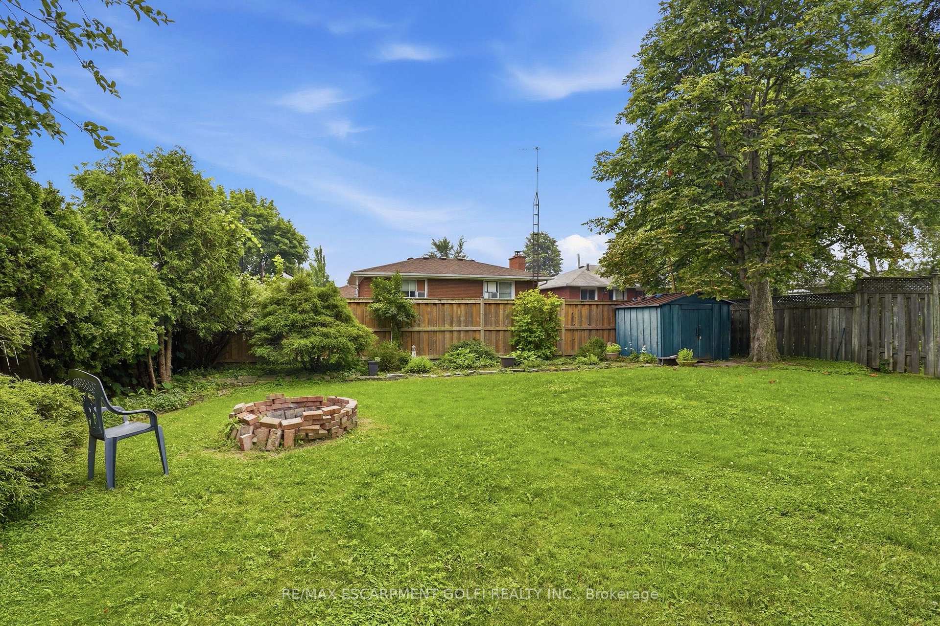 Photo 3 of 834 Mohawk Road E, Hamilton, Hampton Heights — HOMEH