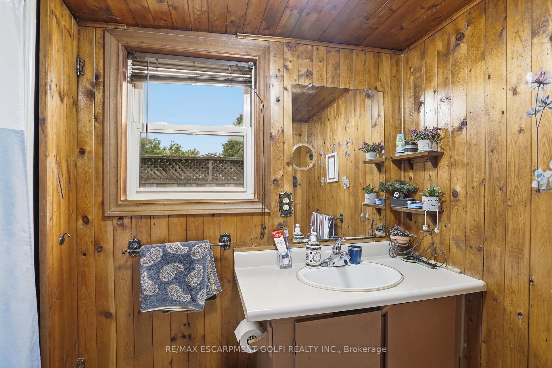 Photo 12 of 834 Mohawk Road E, Hamilton, Hampton Heights — HOMEH