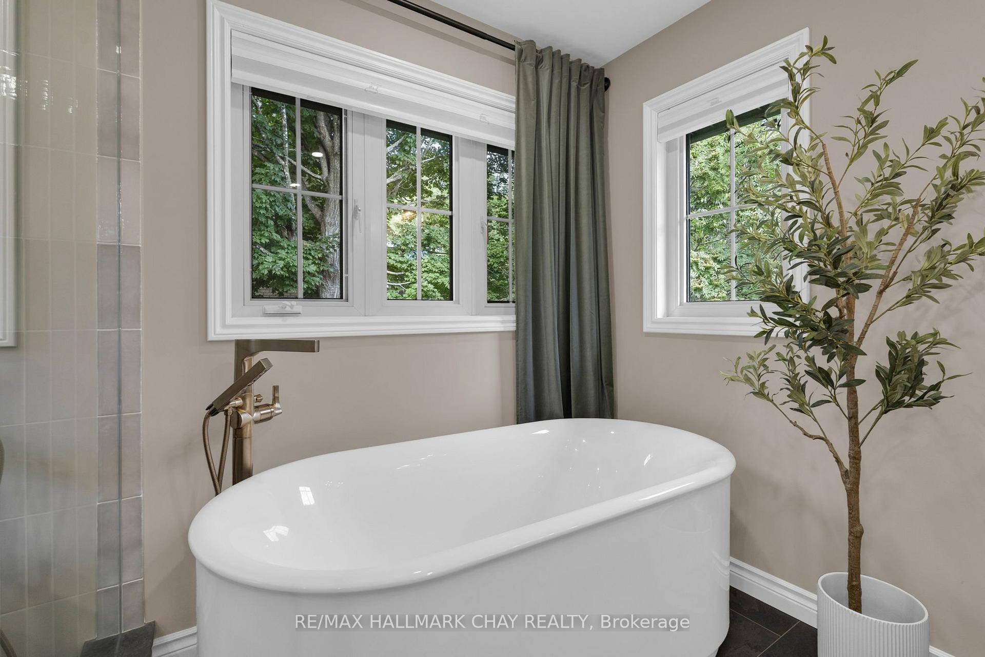 Photo 21 of 32 Forest Hill Drive, Springwater, Midhurst — HOMEH