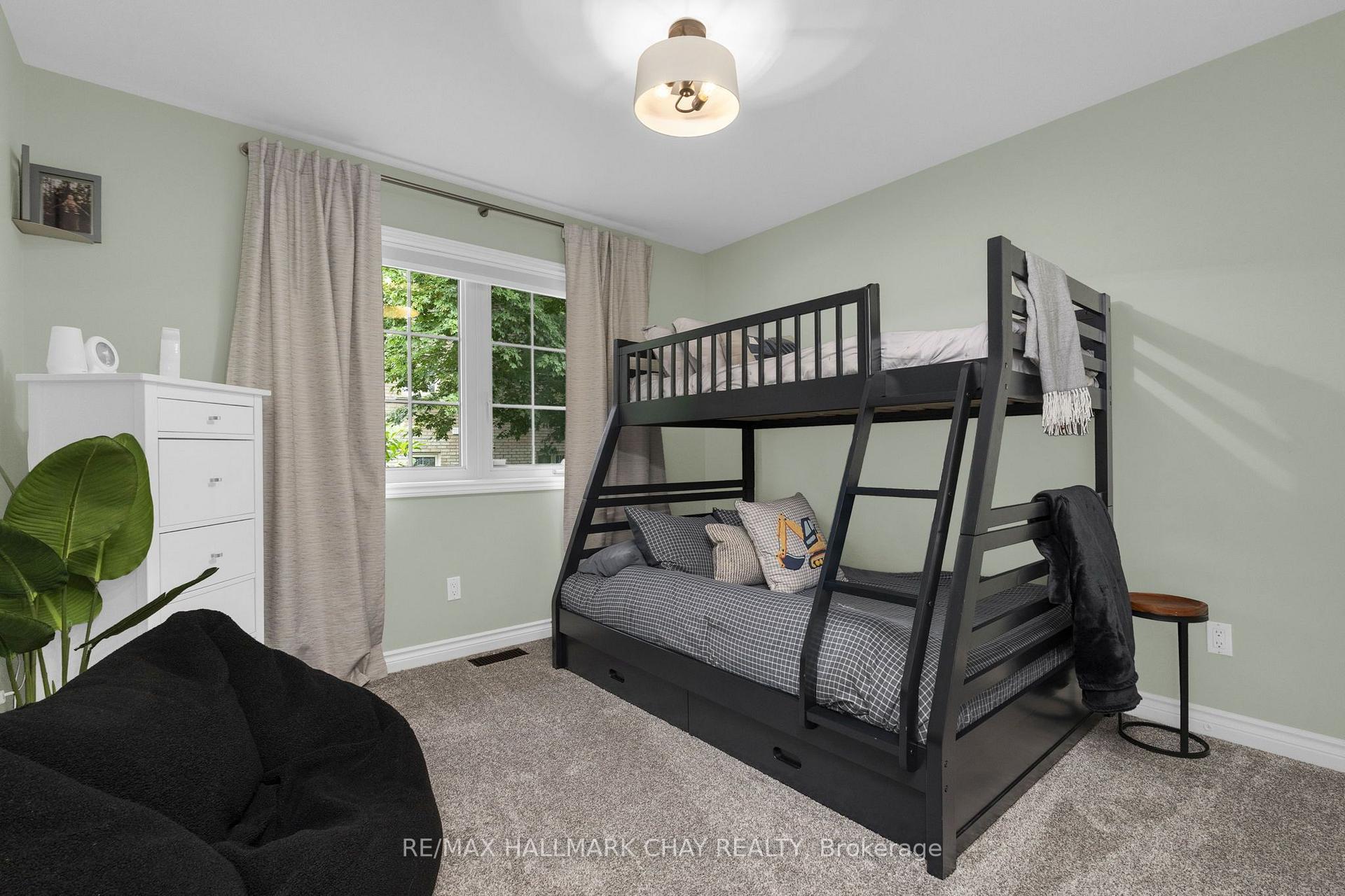 Photo 23 of 32 Forest Hill Drive, Springwater, Midhurst — HOMEH