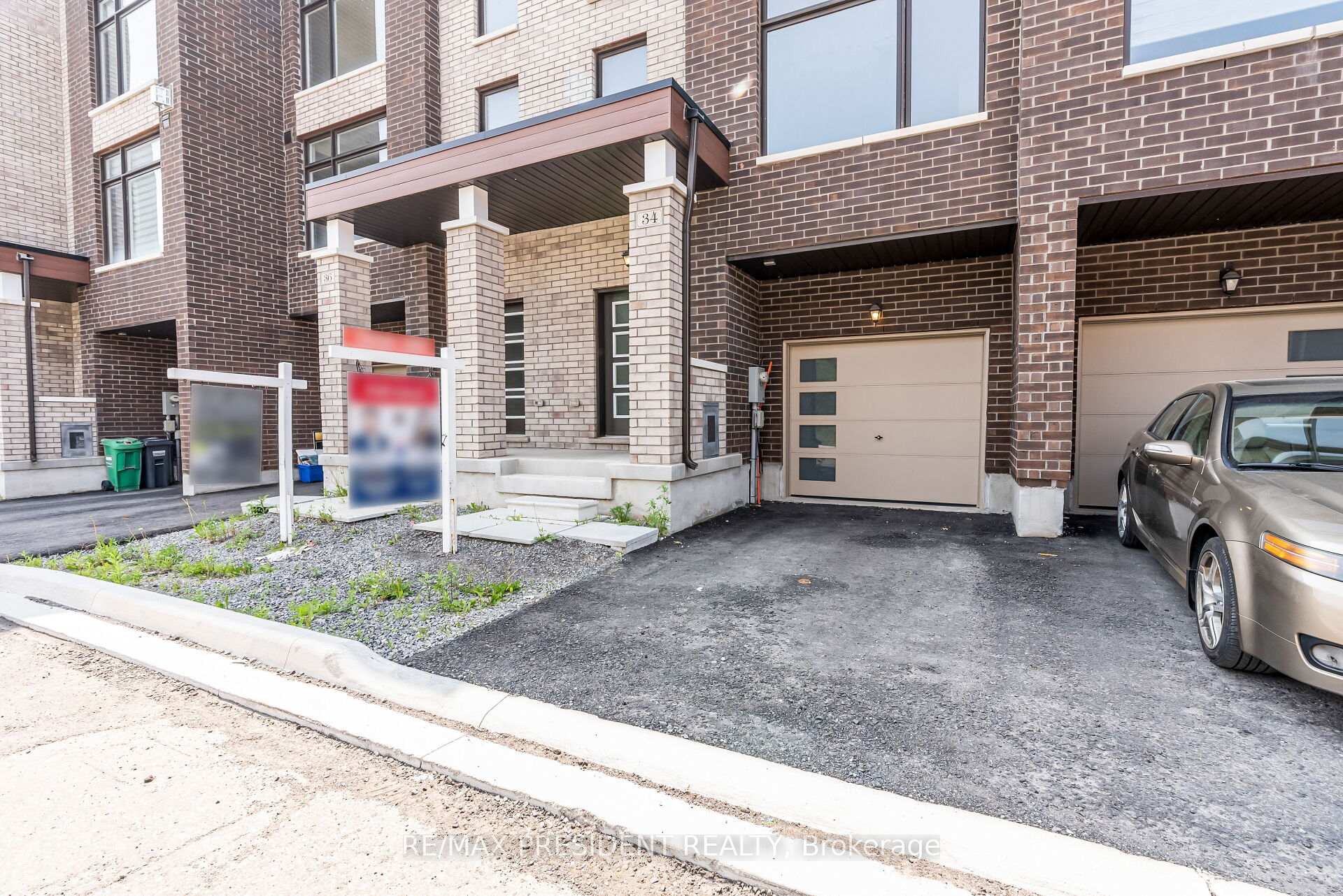 Photo 3 of 34 Queenpost Drive E, Brampton, Credit Valley — HOMEH