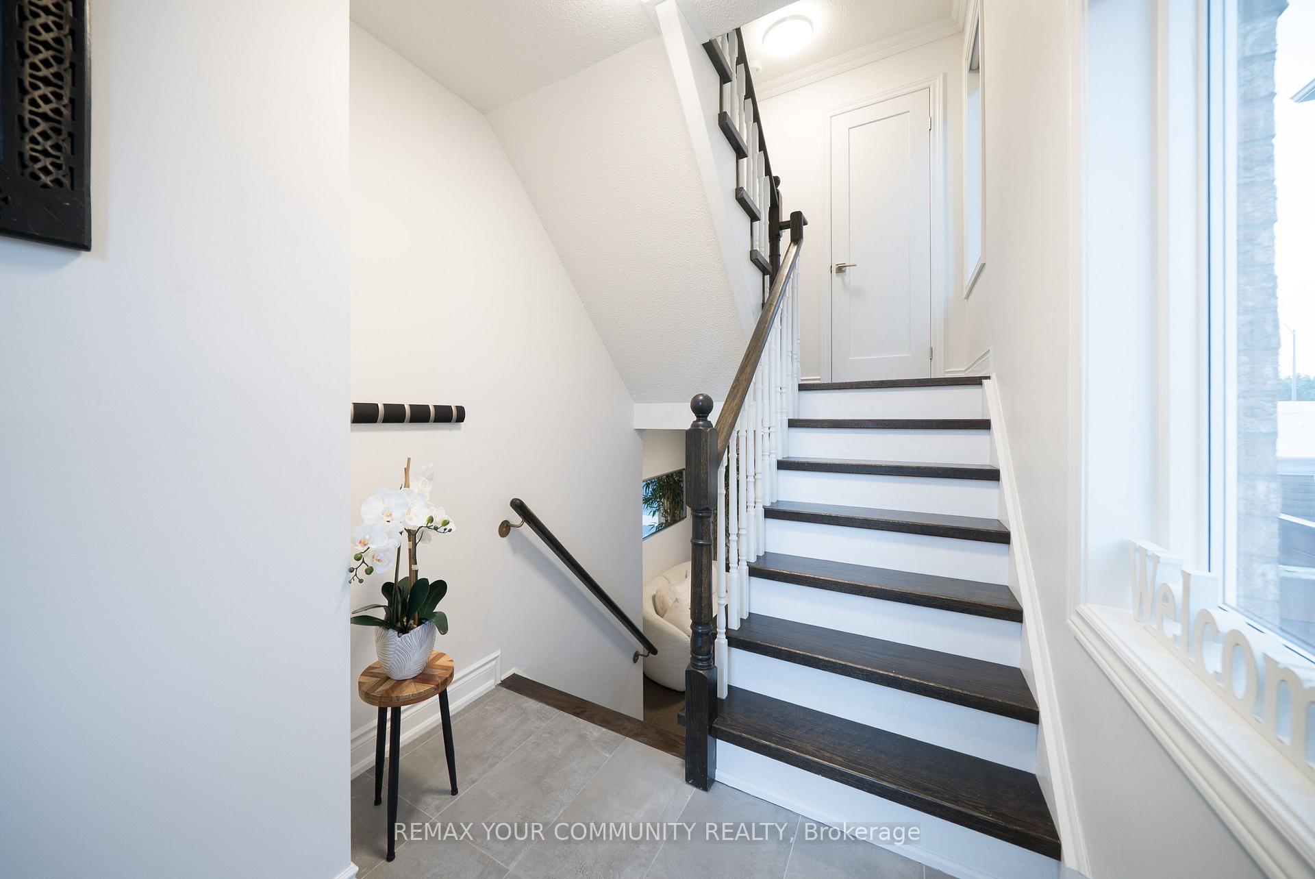 Photo 4 of 40 Tania Crescent, Vaughan, Maple — HOMEH