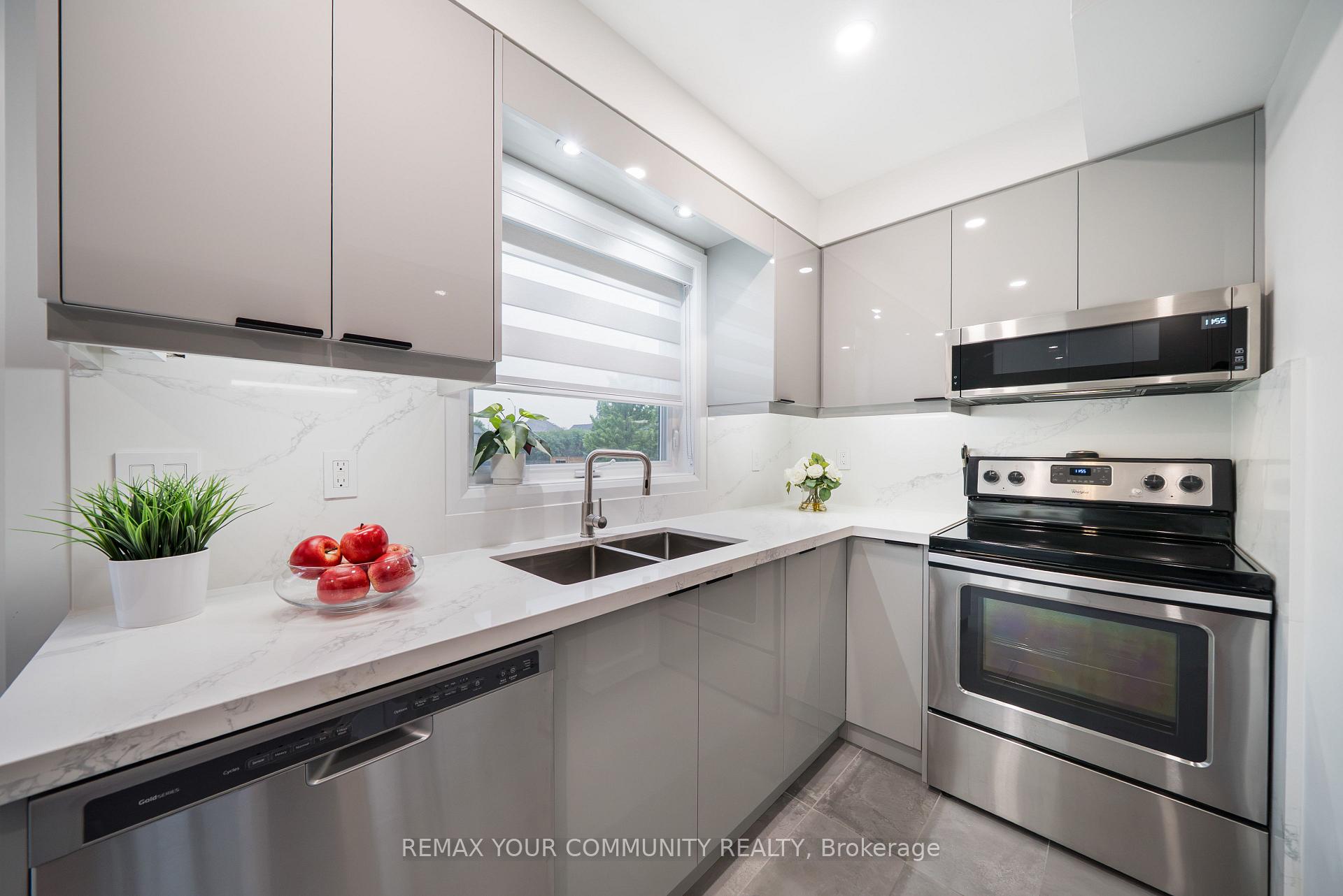 Photo 15 of 40 Tania Crescent, Vaughan, Maple — HOMEH