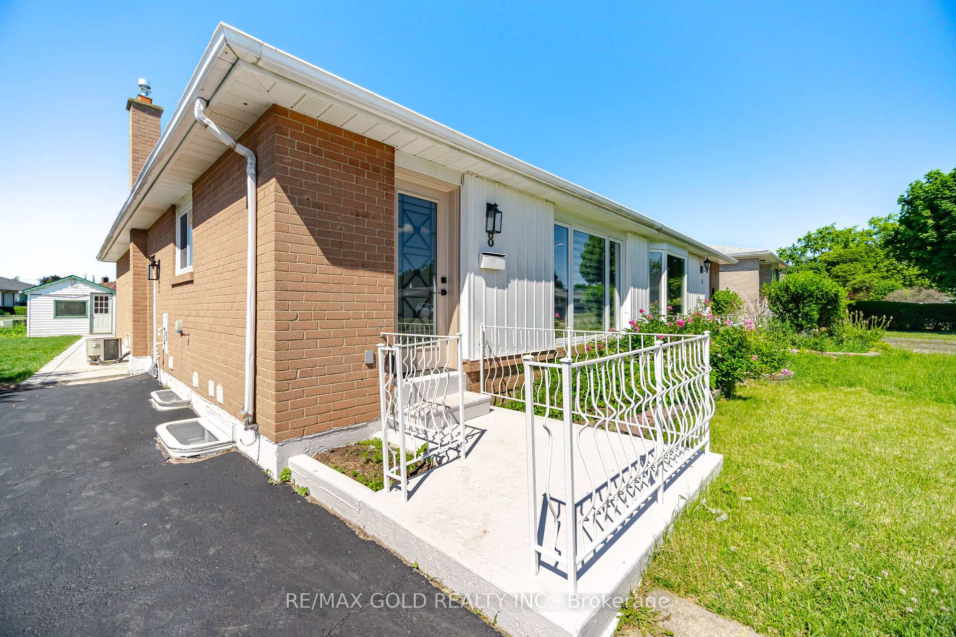 Photo 3 of 8 Athlone Avenue, Brampton, Avondale — HOMEH