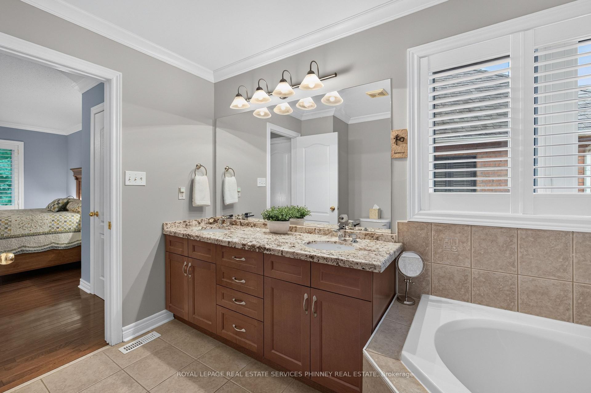 Photo 20 of 211 Creek Path Avenue, Oakville, Bronte — HOMEH