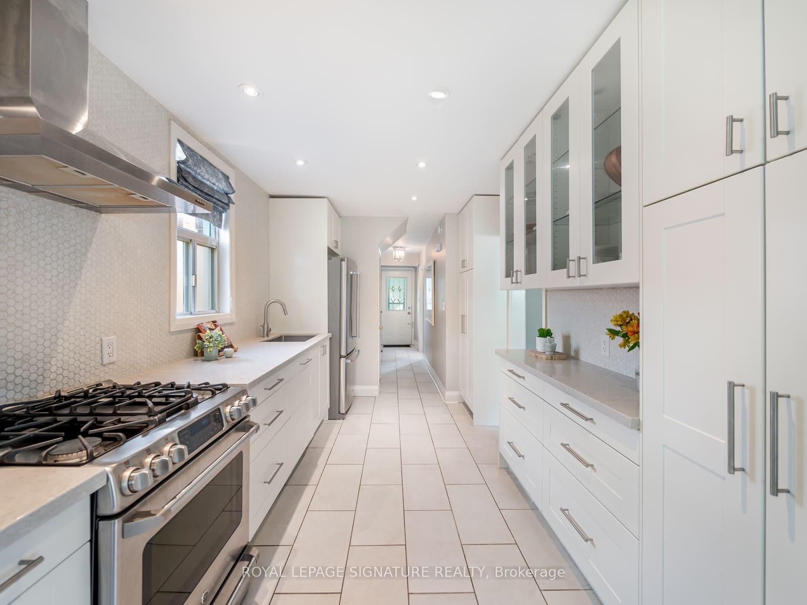 Photo 12 of 31 Brookview Drive, Toronto, Englemount-Lawrence — HOMEH