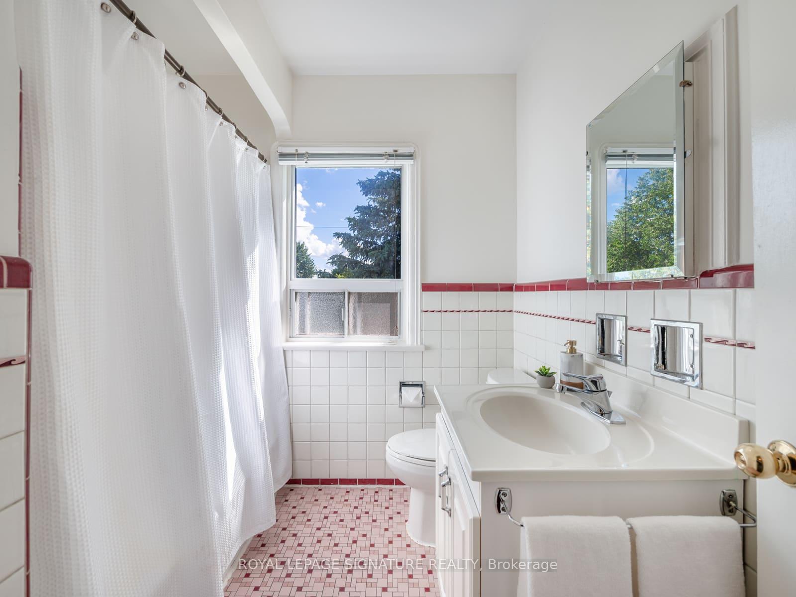 Photo 29 of 31 Brookview Drive, Toronto, Englemount-Lawrence — HOMEH