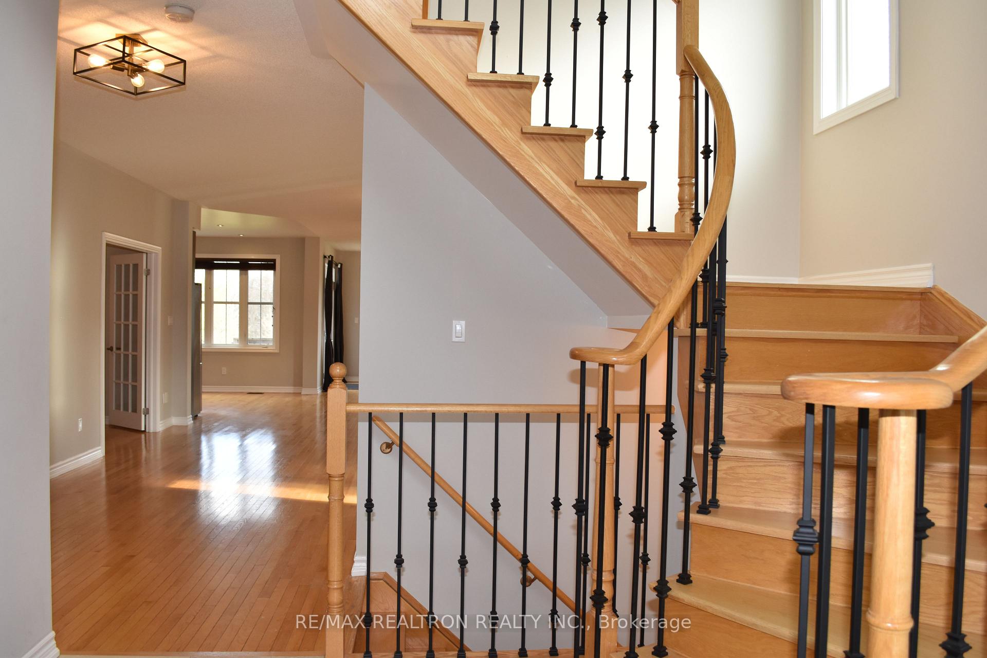 Photo 9 of 15 Burning Springs Place, Whitby, Brooklin — HOMEH