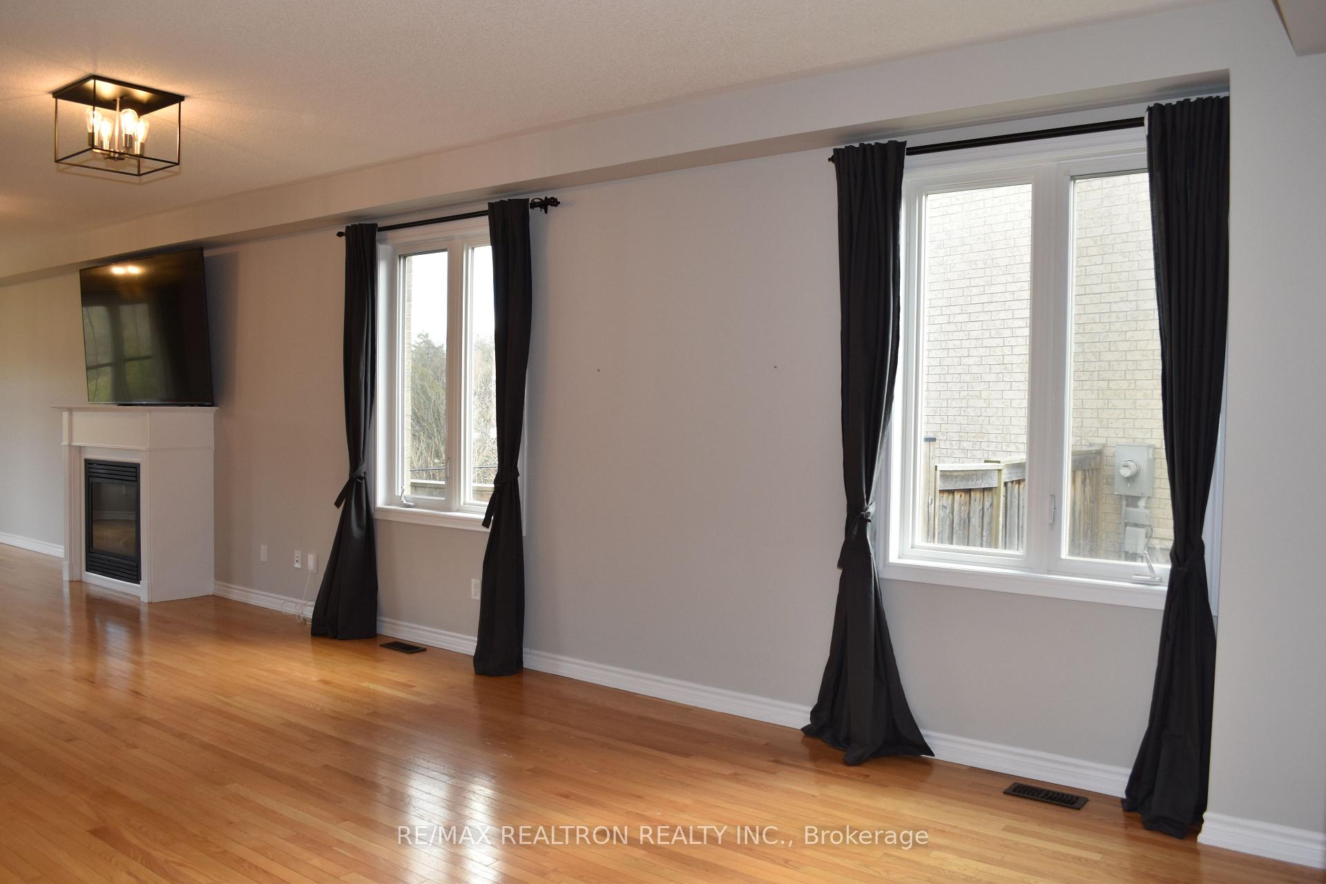 Photo 12 of 15 Burning Springs Place, Whitby, Brooklin — HOMEH