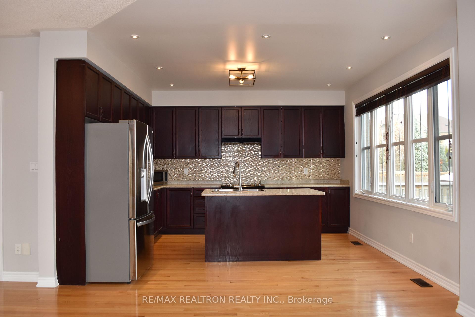Photo 16 of 15 Burning Springs Place, Whitby, Brooklin — HOMEH