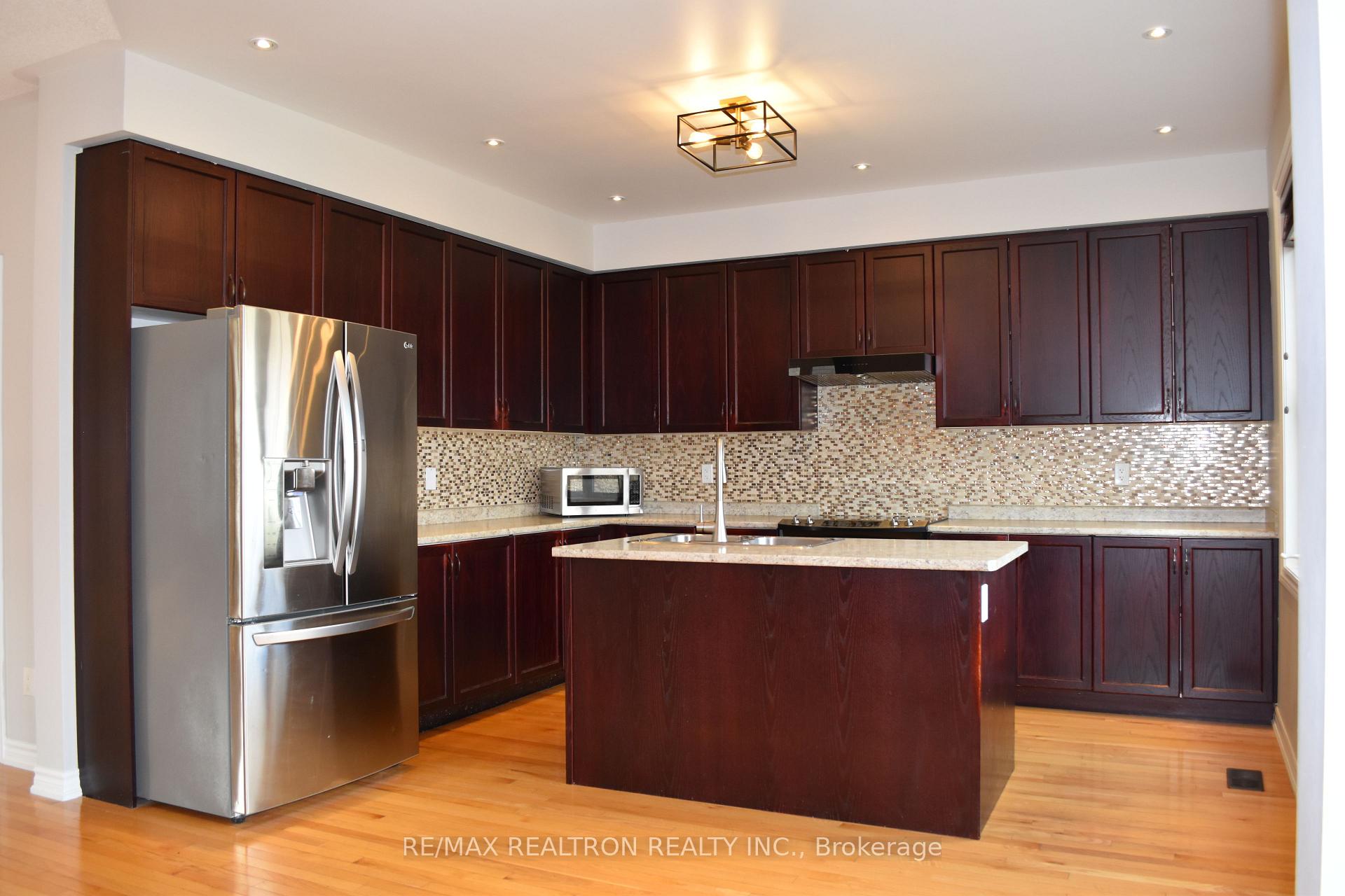 Photo 18 of 15 Burning Springs Place, Whitby, Brooklin — HOMEH