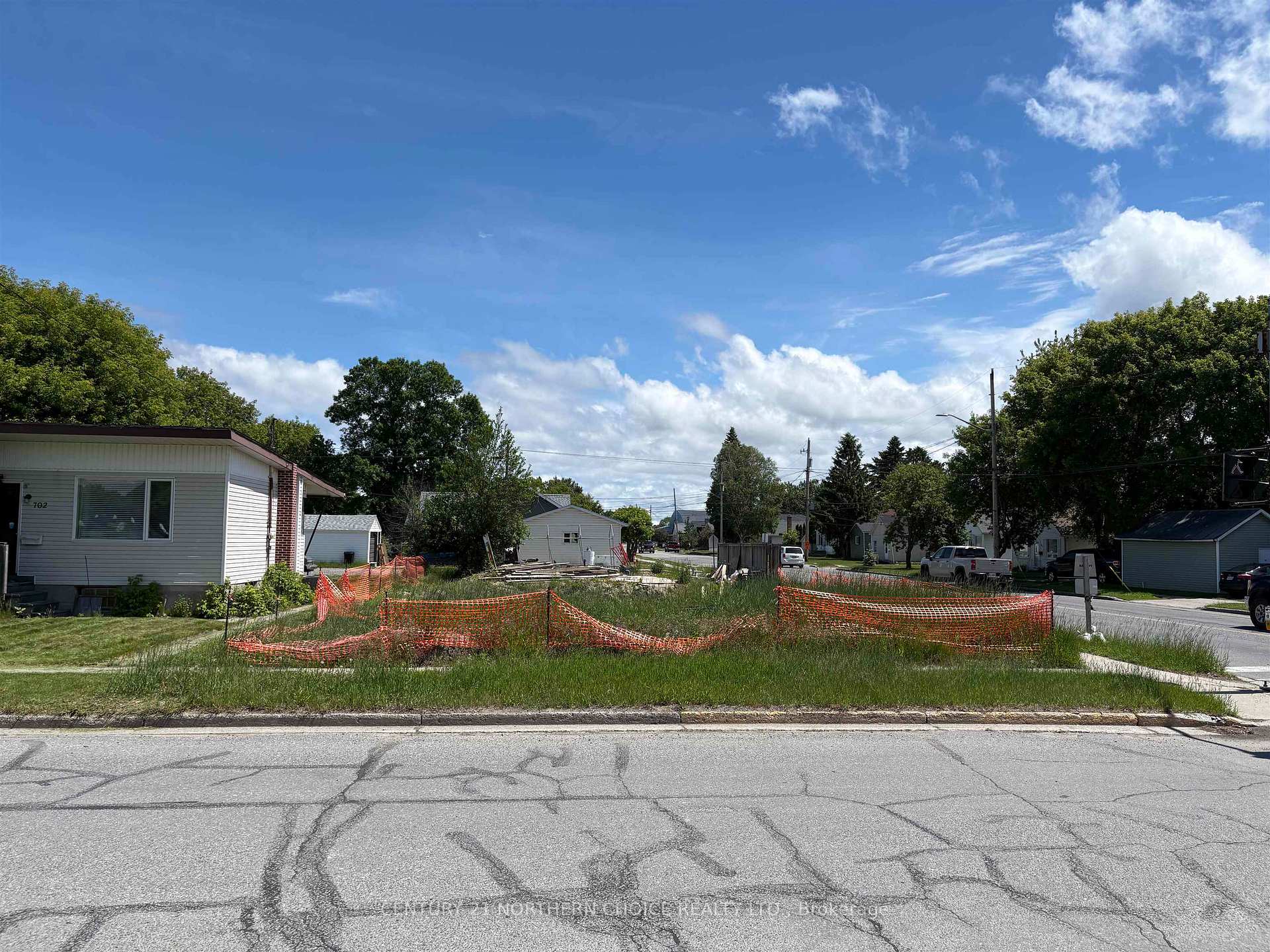 Photo 2 of 700 Crowe Avenue, Fort Frances — HOMEH