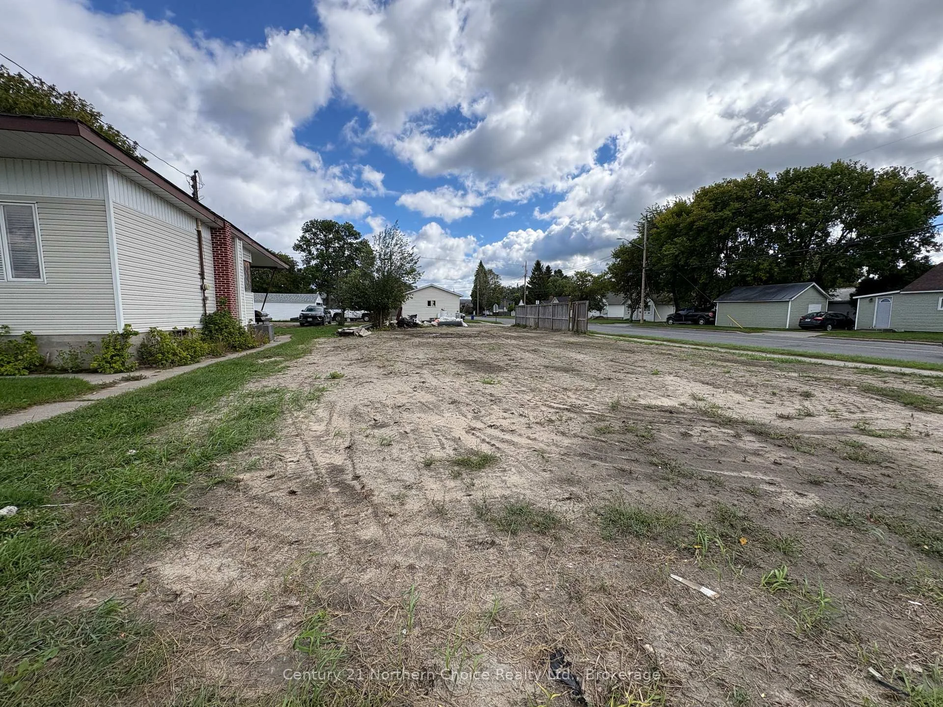 Photo 3 of 700 Crowe Avenue, Fort Frances — HOMEH