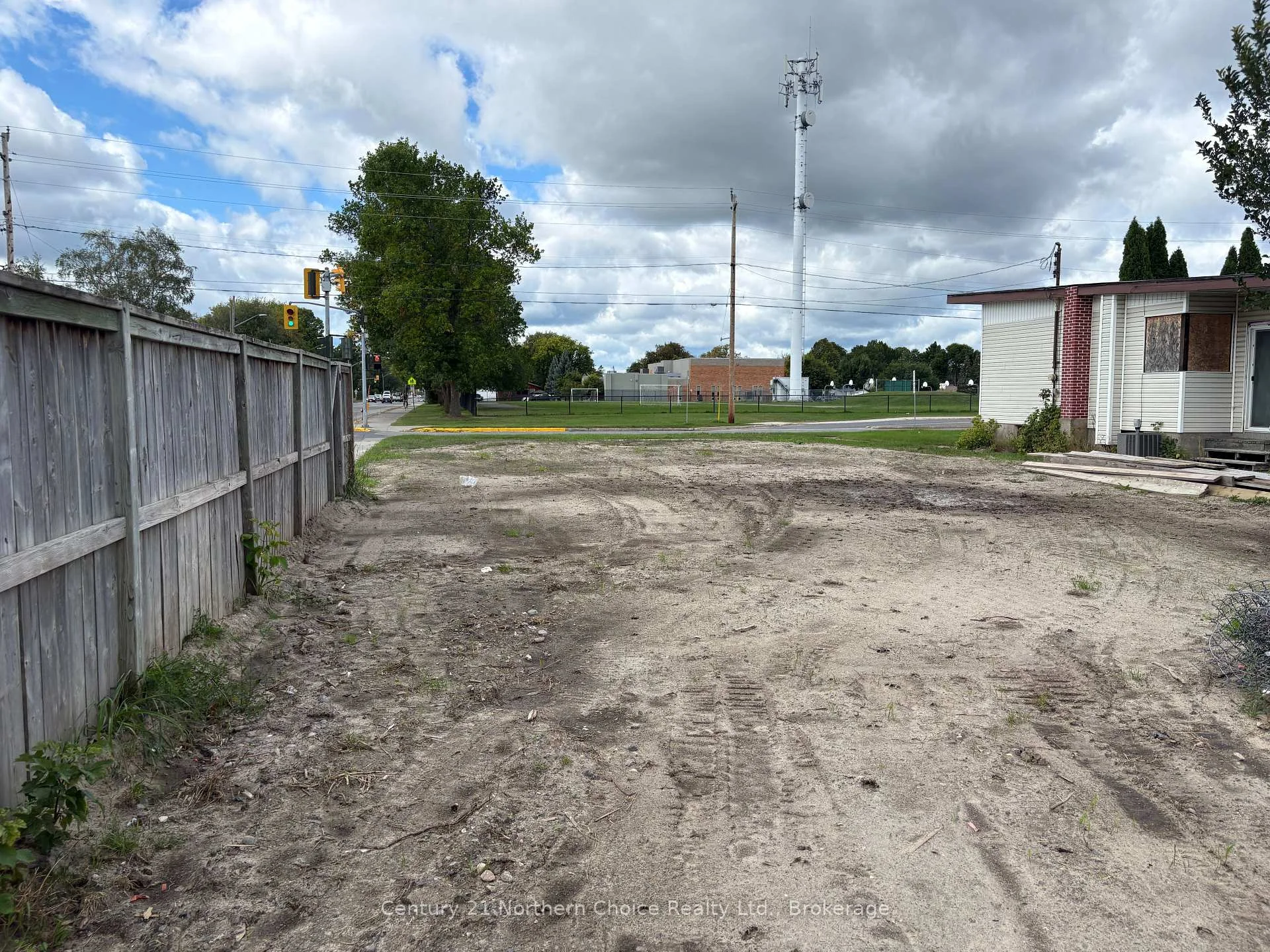 Photo 4 of 700 Crowe Avenue, Fort Frances — HOMEH