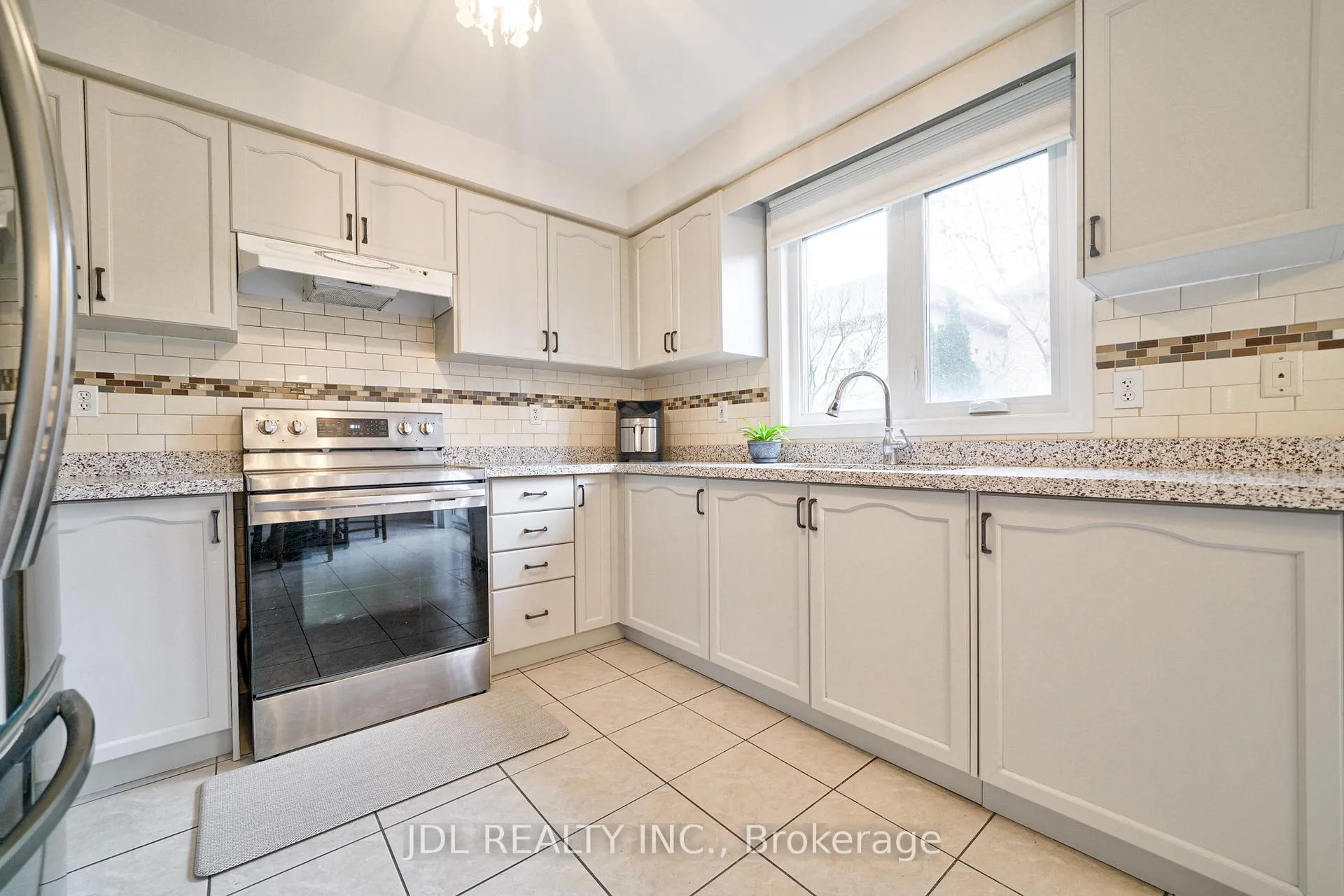 Photo 8 of 20 Tulle Avenue, Vaughan, Vellore Village — HOMEH