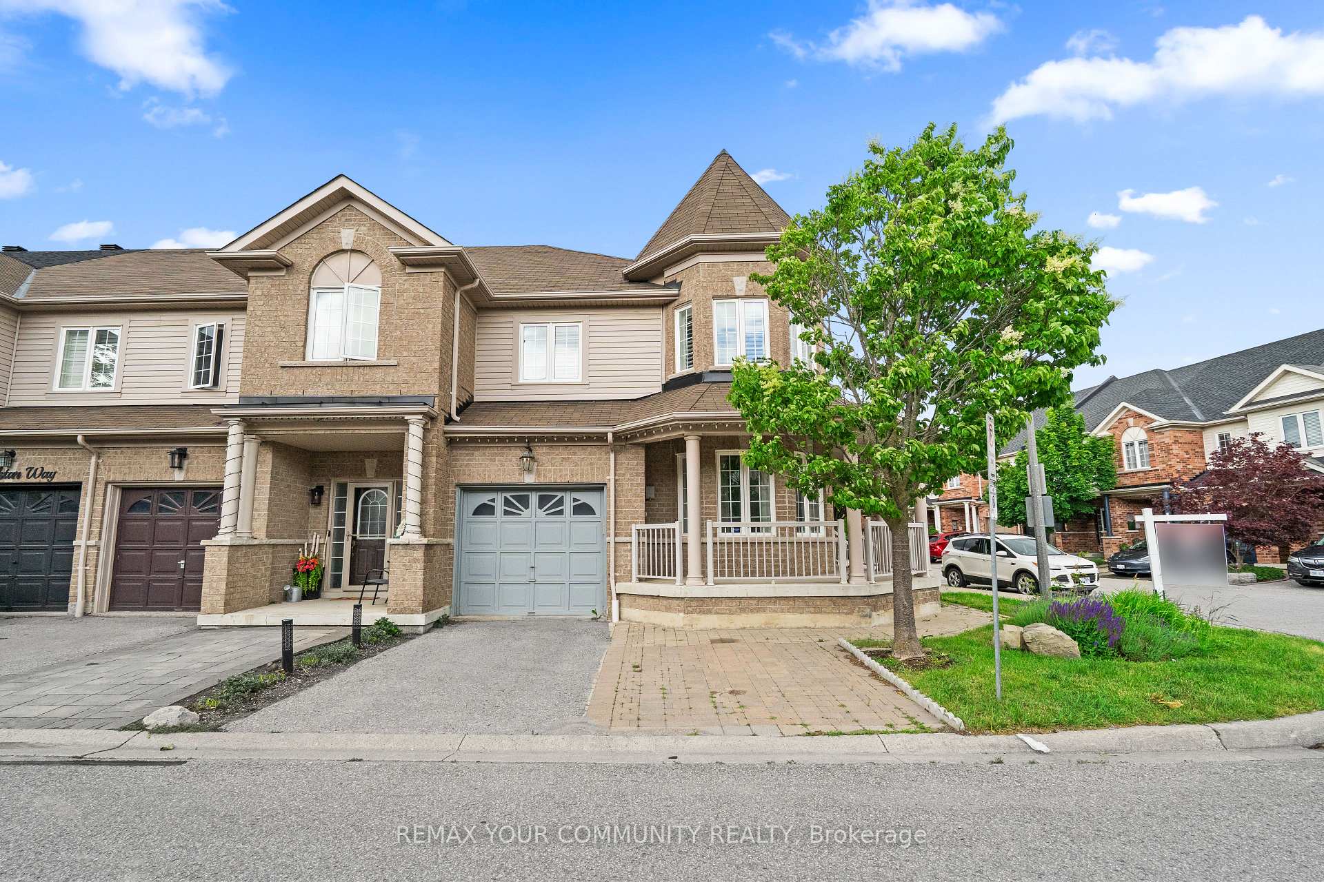 Photo 2 of 18 Telstar Way, Whitby, Brooklin — HOMEH