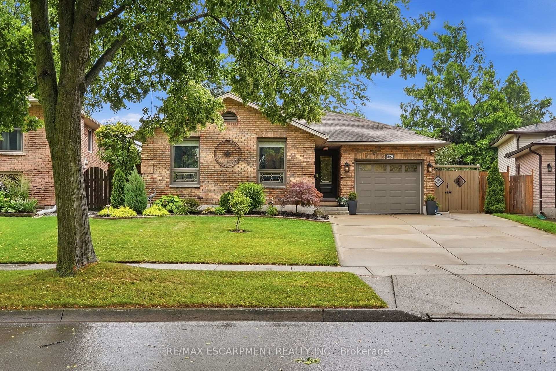 Photo 1 of 224 Athenia Drive, Hamilton, Stoney Creek Mountain — HOMEH