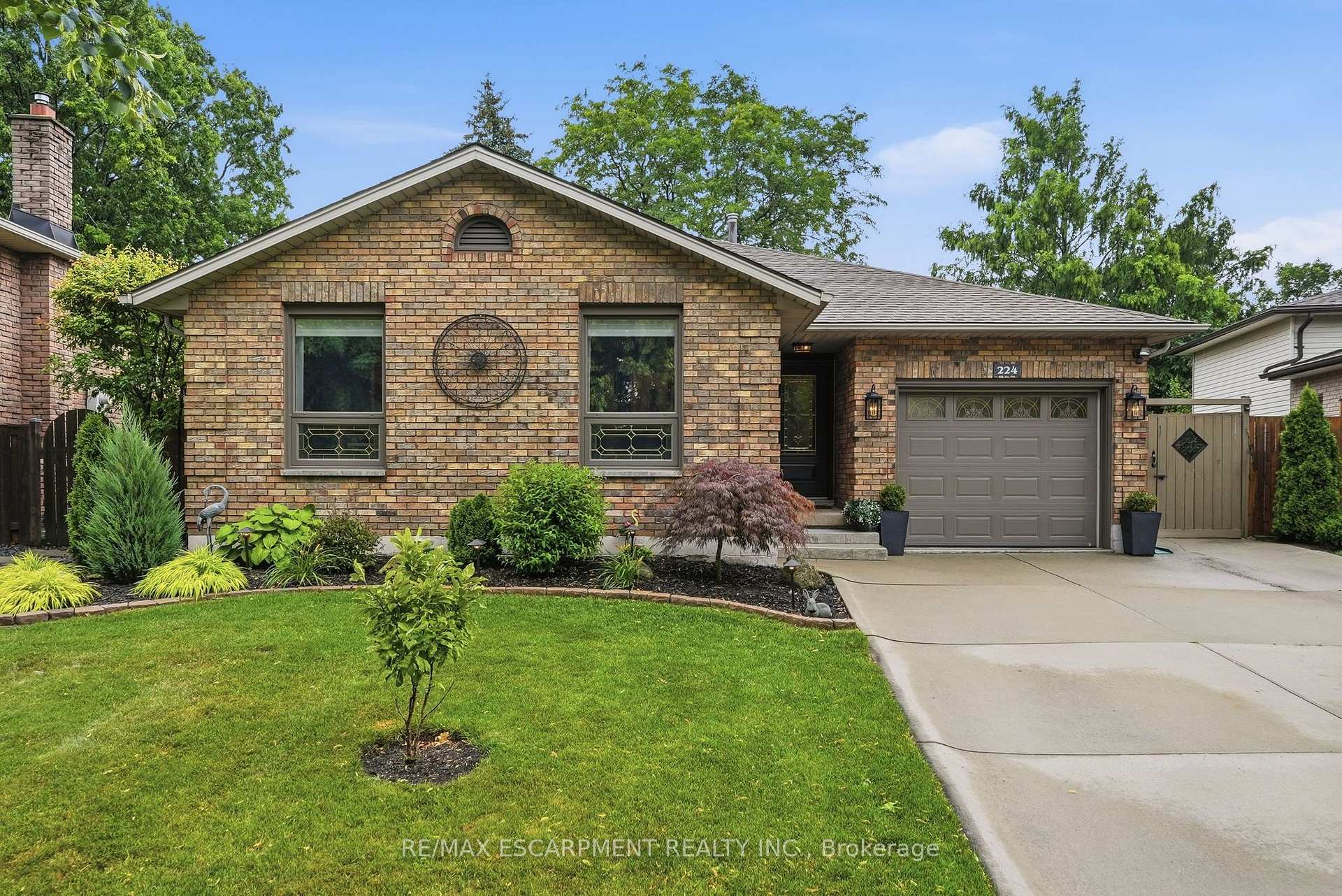 Photo 2 of 224 Athenia Drive, Hamilton, Stoney Creek Mountain — HOMEH