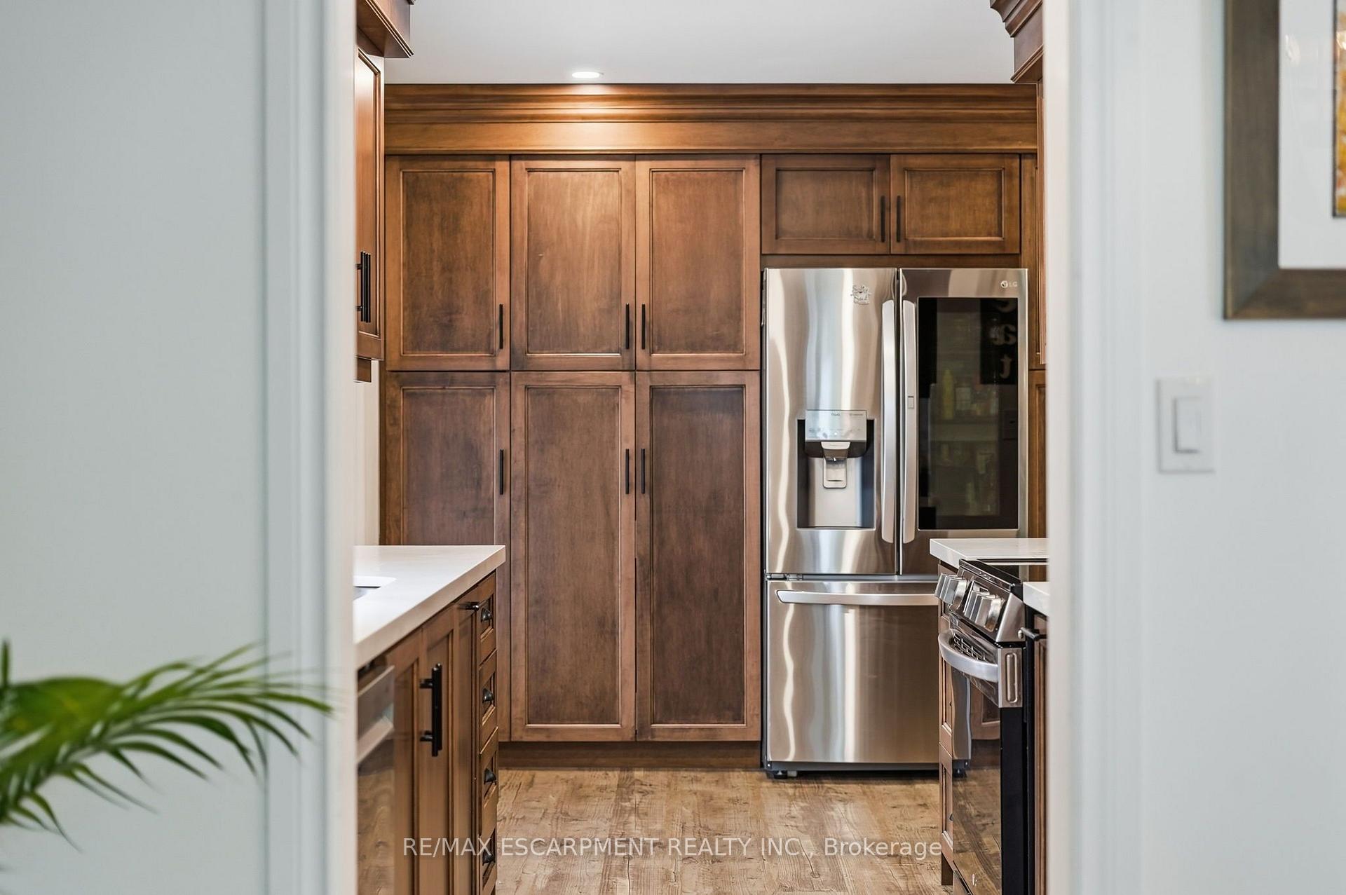 Photo 10 of 224 Athenia Drive, Hamilton, Stoney Creek Mountain — HOMEH
