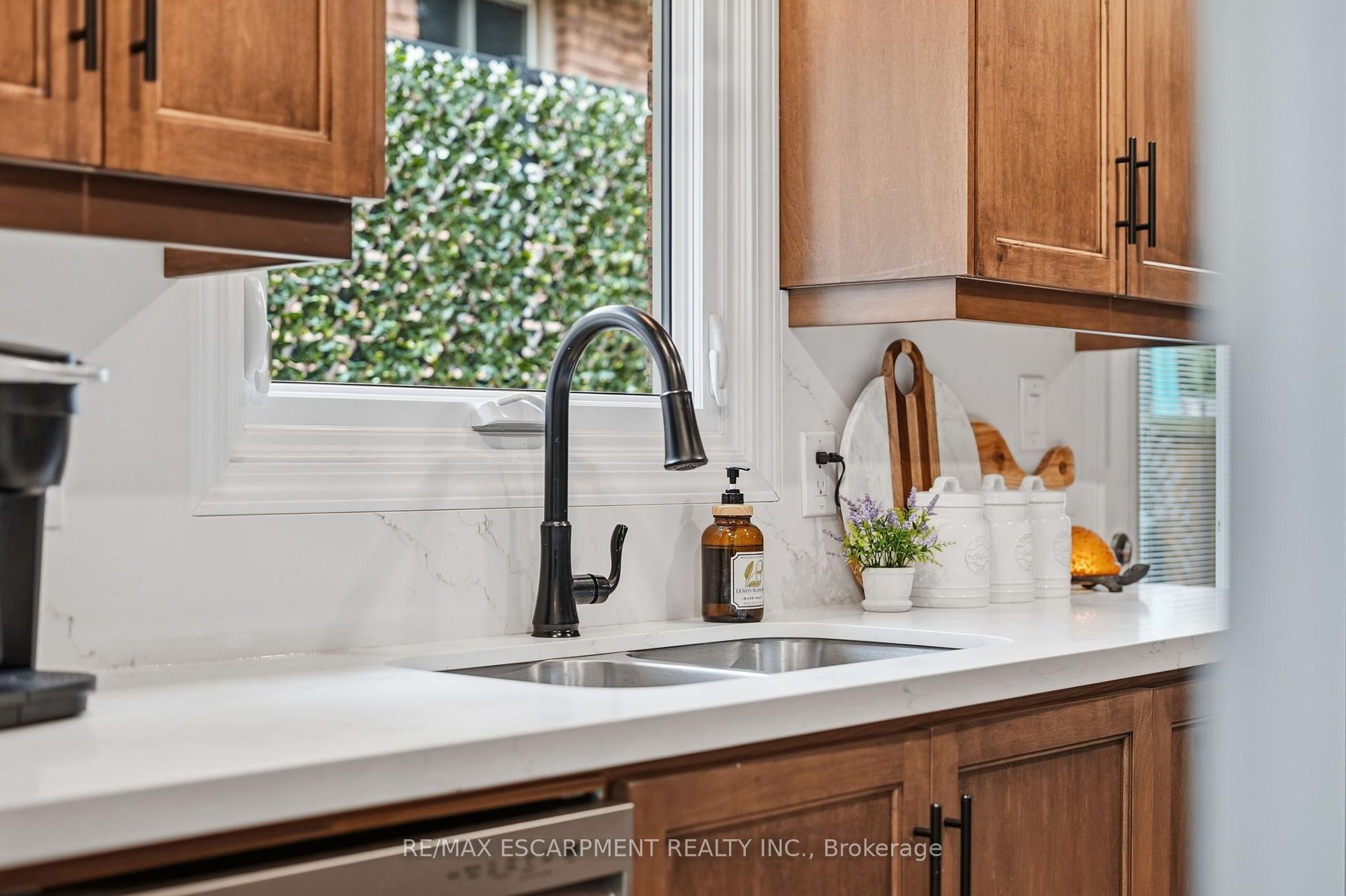 Photo 12 of 224 Athenia Drive, Hamilton, Stoney Creek Mountain — HOMEH