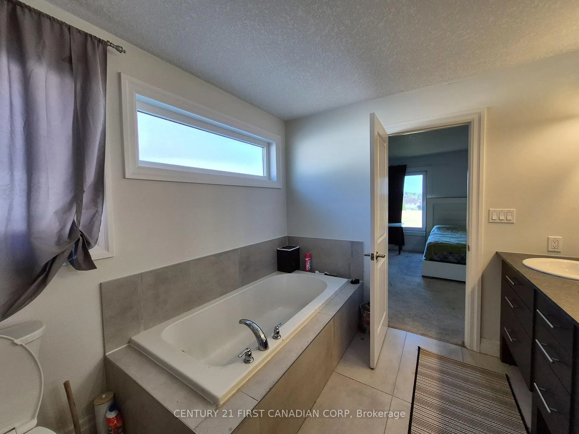 Photo 13 of 1961 Cedarpark Drive, London, North D — HOMEH