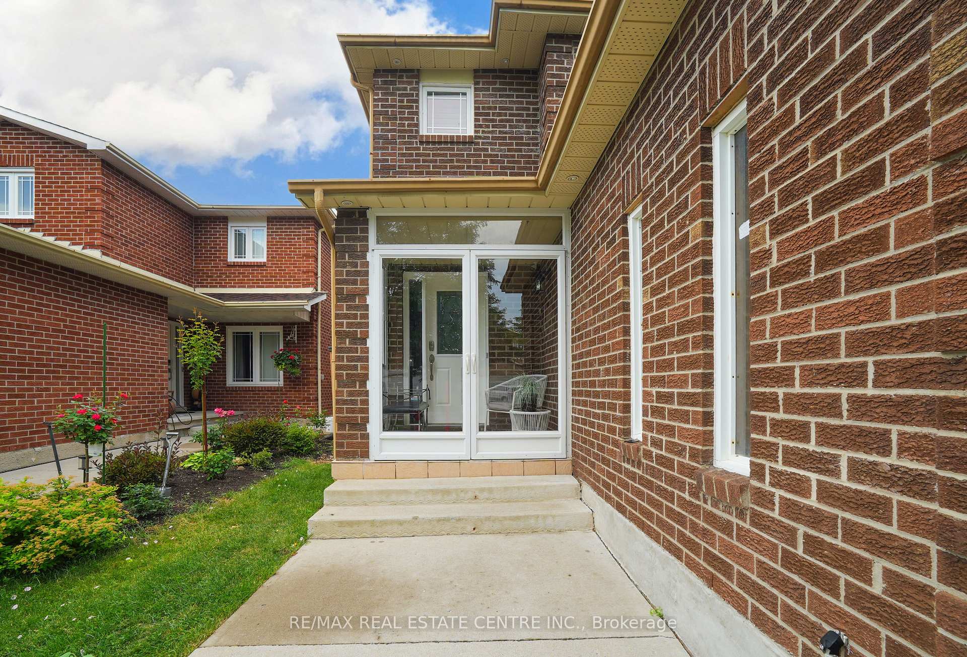 Photo 3 of 15 Donna Drive, Brampton, Heart Lake West — HOMEH