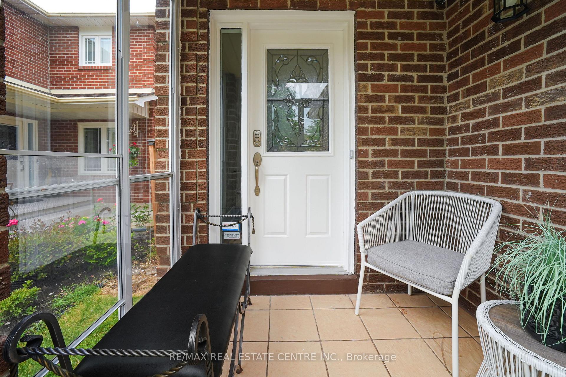 Photo 4 of 15 Donna Drive, Brampton, Heart Lake West — HOMEH