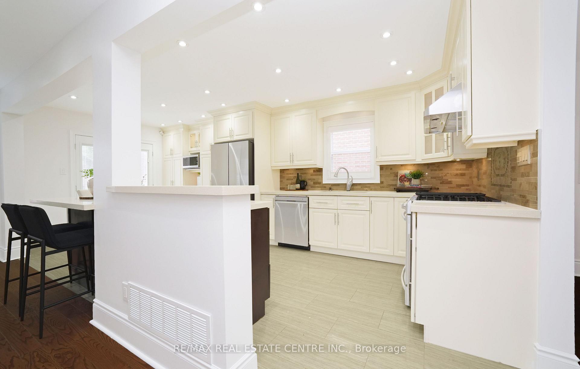 Photo 7 of 15 Donna Drive, Brampton, Heart Lake West — HOMEH
