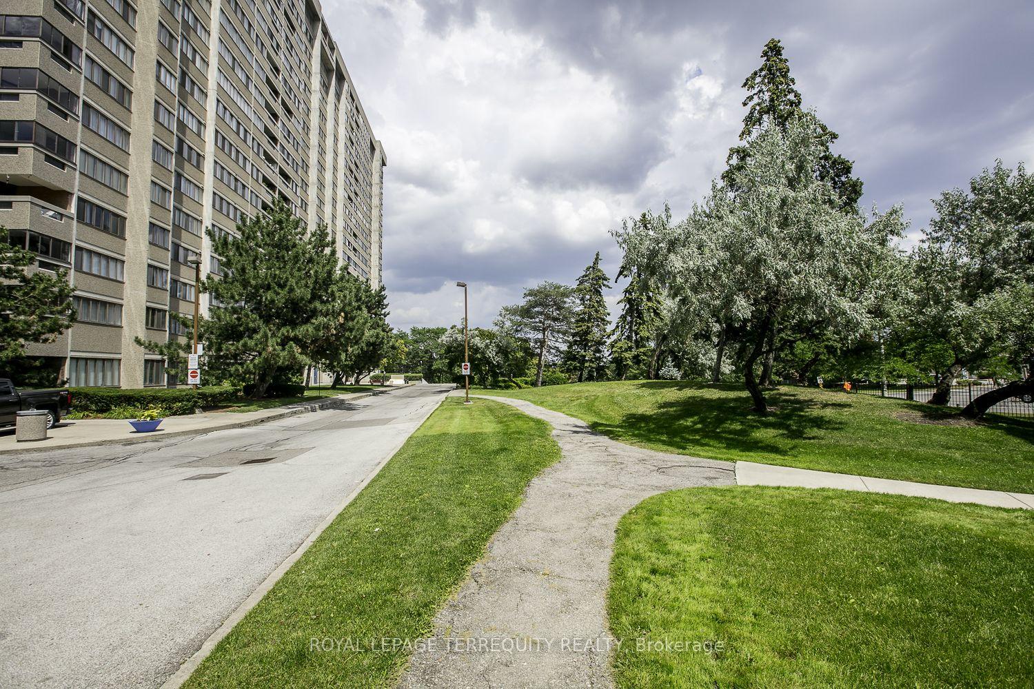 Photo 4 of Unit 604, 50 Elm Drive E, Mississauga, Mississauga Valleys — HOMEH