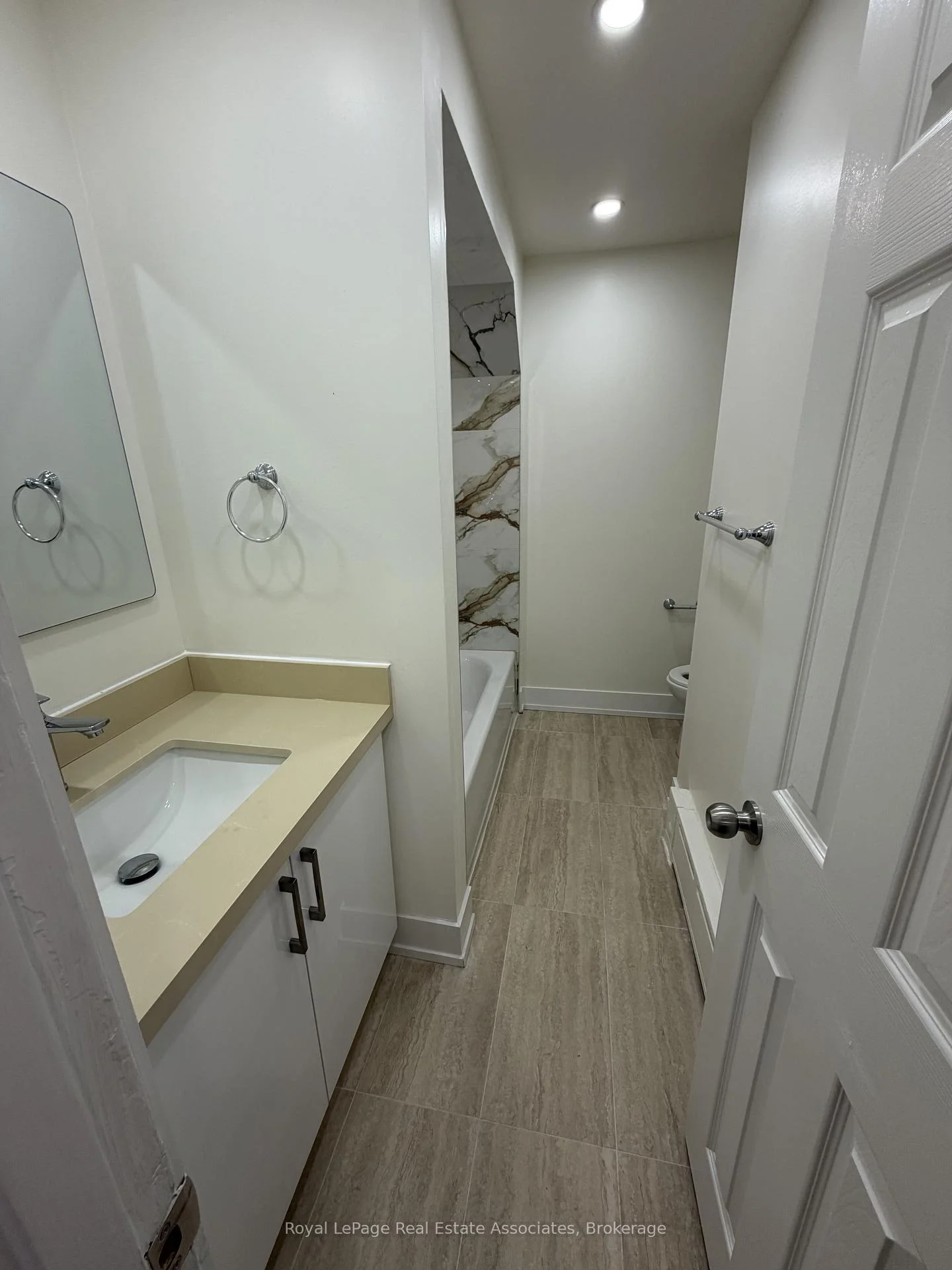Photo 6 of Unit 1, 3877 Bathurst Street, North York, Lansing-Westgate — HOMEH