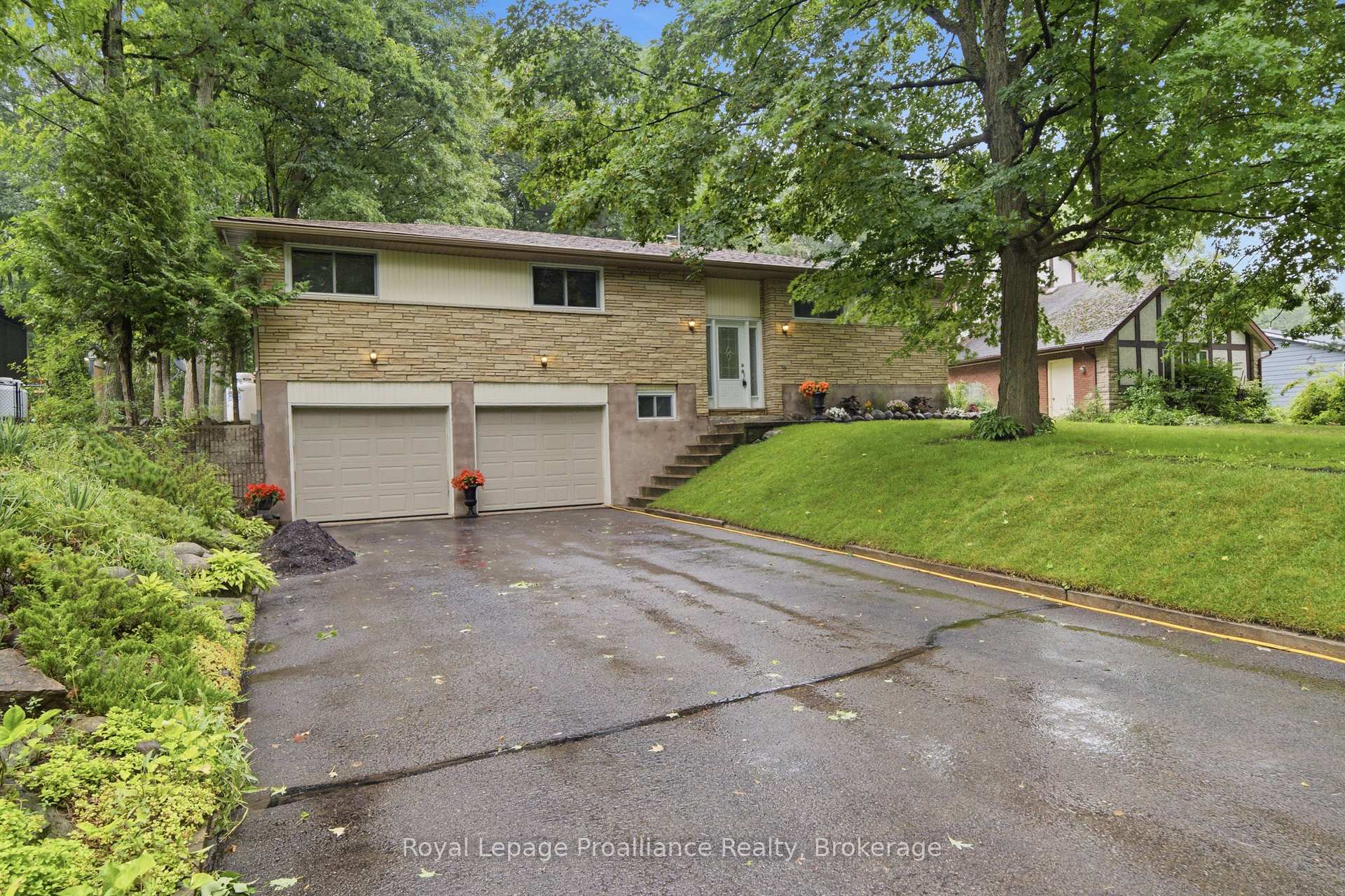 Photo 2 of 156 Pinehill Crescent, Belleville, Thurlow Ward — HOMEH