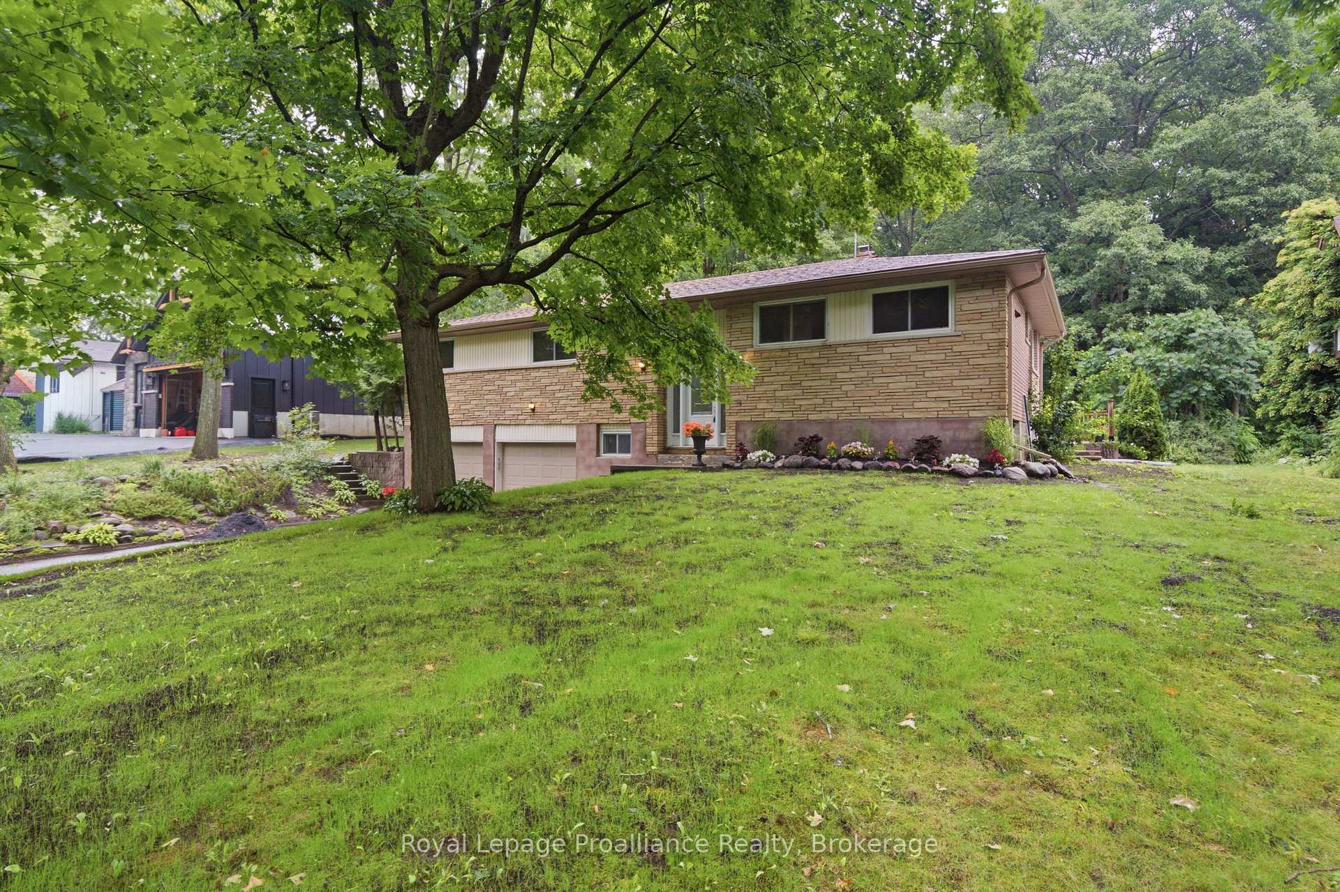 Photo 4 of 156 Pinehill Crescent, Belleville, Thurlow Ward — HOMEH