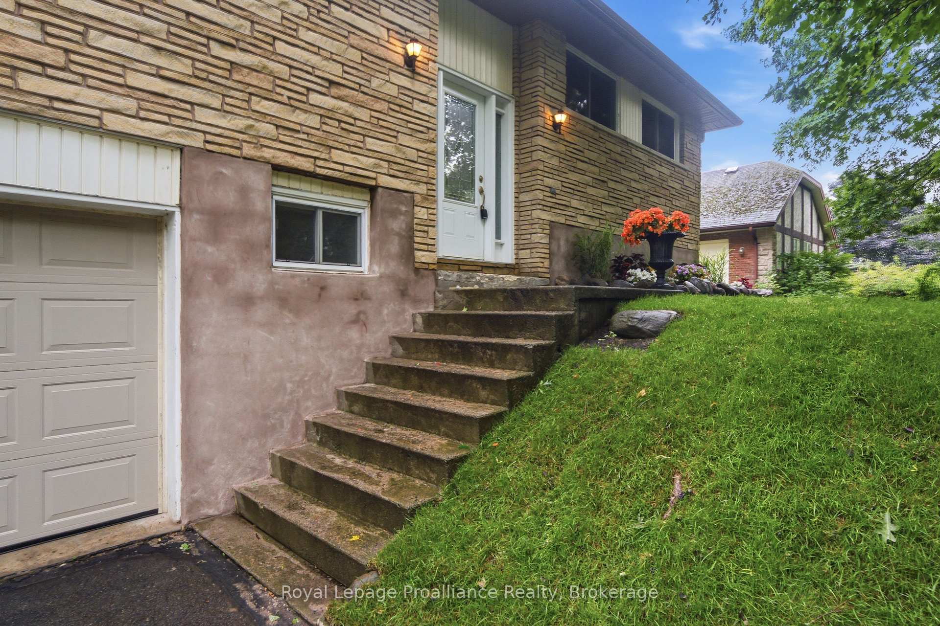 Photo 5 of 156 Pinehill Crescent, Belleville, Thurlow Ward — HOMEH