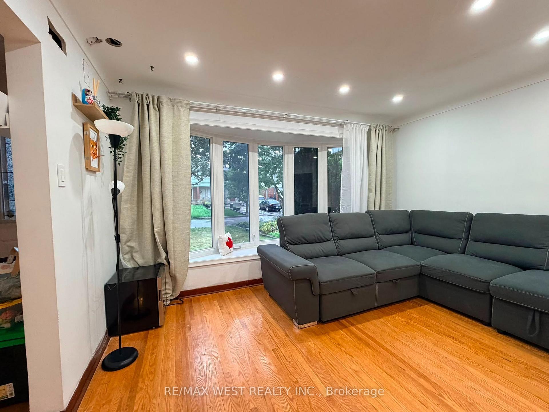 Photo 3 of 1254 Treeland Street, Burlington, Freeman — HOMEH