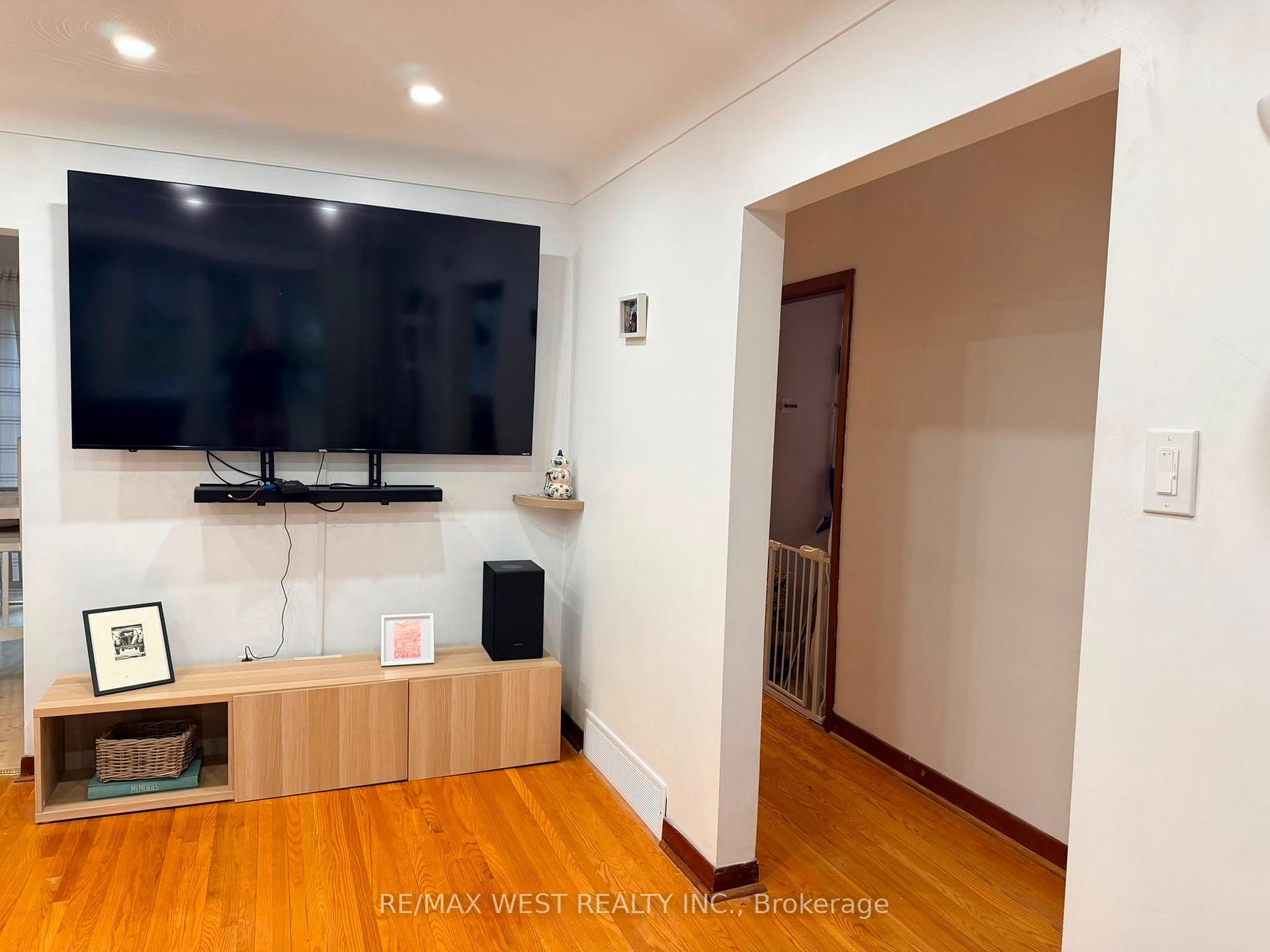 Photo 4 of 1254 Treeland Street, Burlington, Freeman — HOMEH