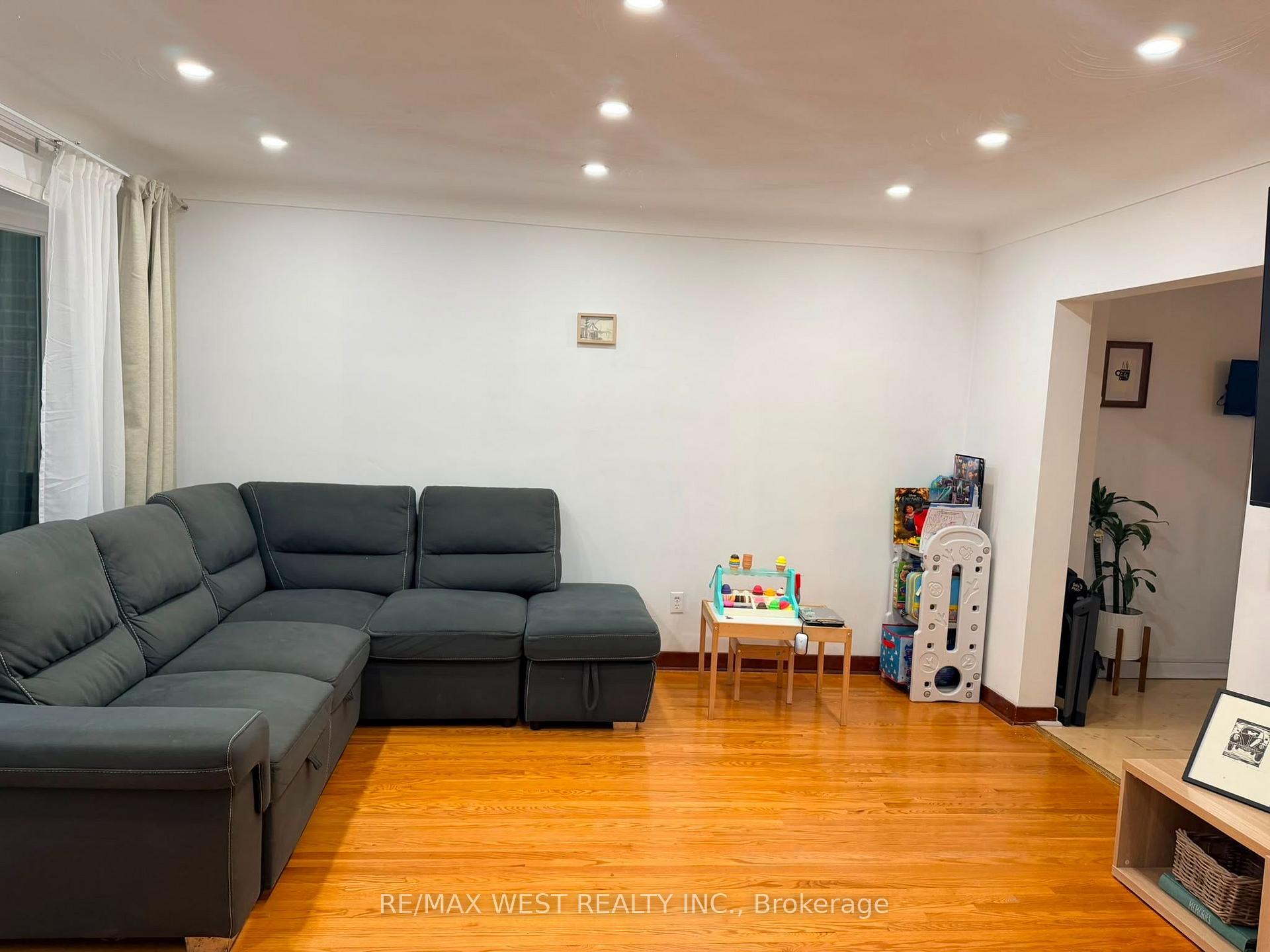 Photo 5 of 1254 Treeland Street, Burlington, Freeman — HOMEH