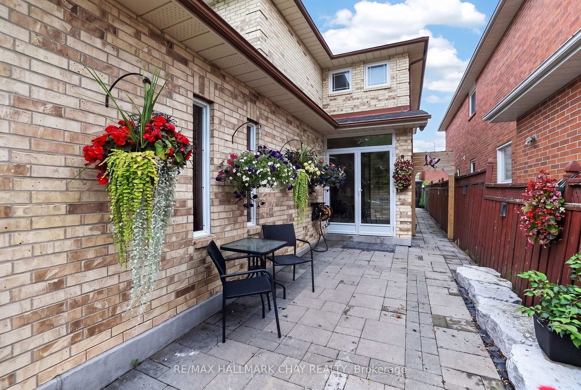 Photo 2 of 76 Donna Drive, Brampton, Brampton West — HOMEH