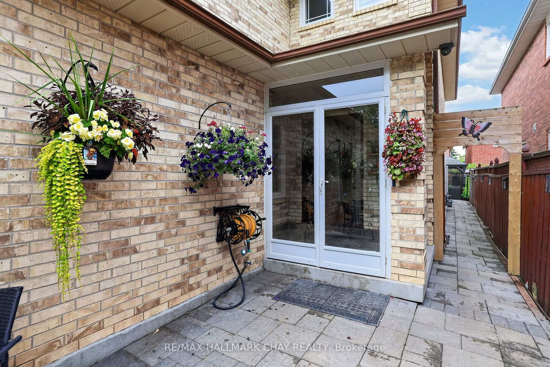 Photo 3 of 76 Donna Drive, Brampton, Brampton West — HOMEH
