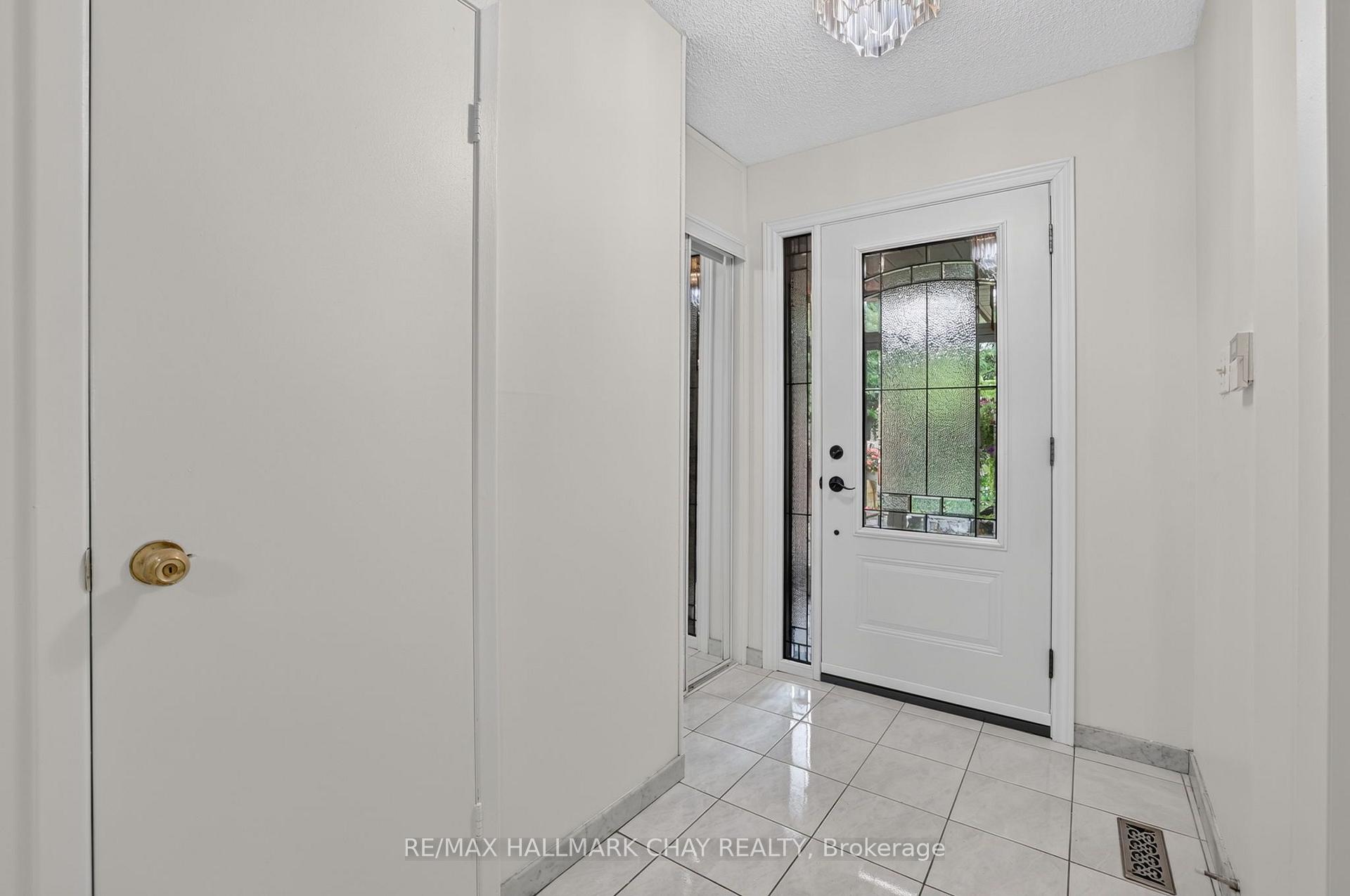 Photo 4 of 76 Donna Drive, Brampton, Brampton West — HOMEH