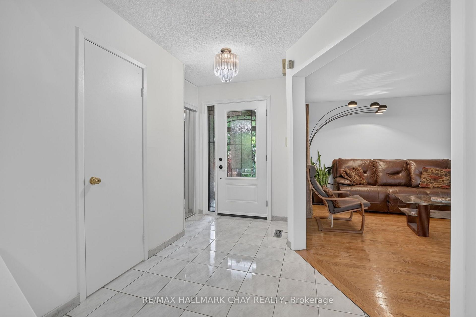 Photo 5 of 76 Donna Drive, Brampton, Brampton West — HOMEH